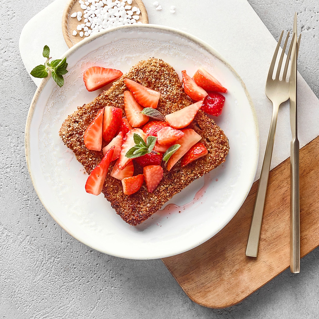Gebratenes, zuckriges Toast mit Erdbeeren.