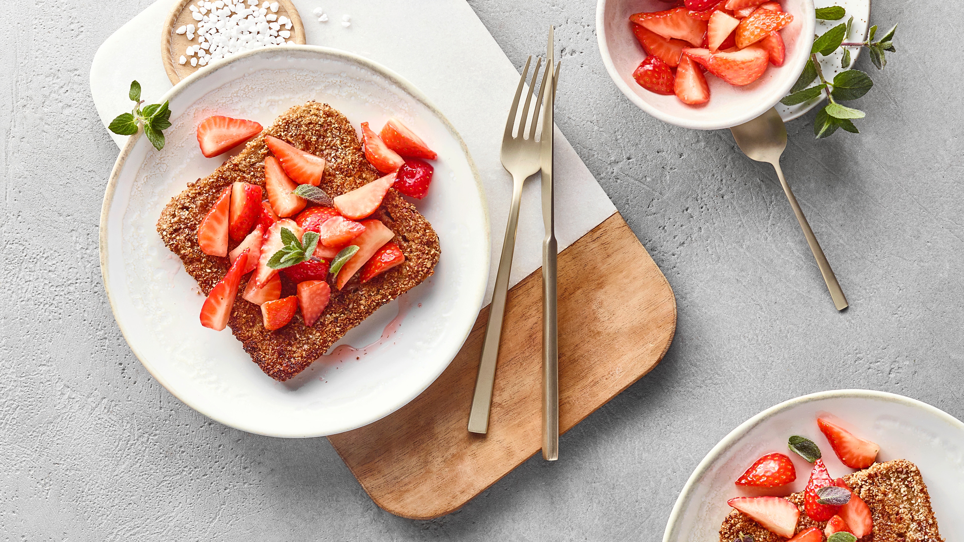 Gebratenes, zuckriges Toast mit Erdbeeren.