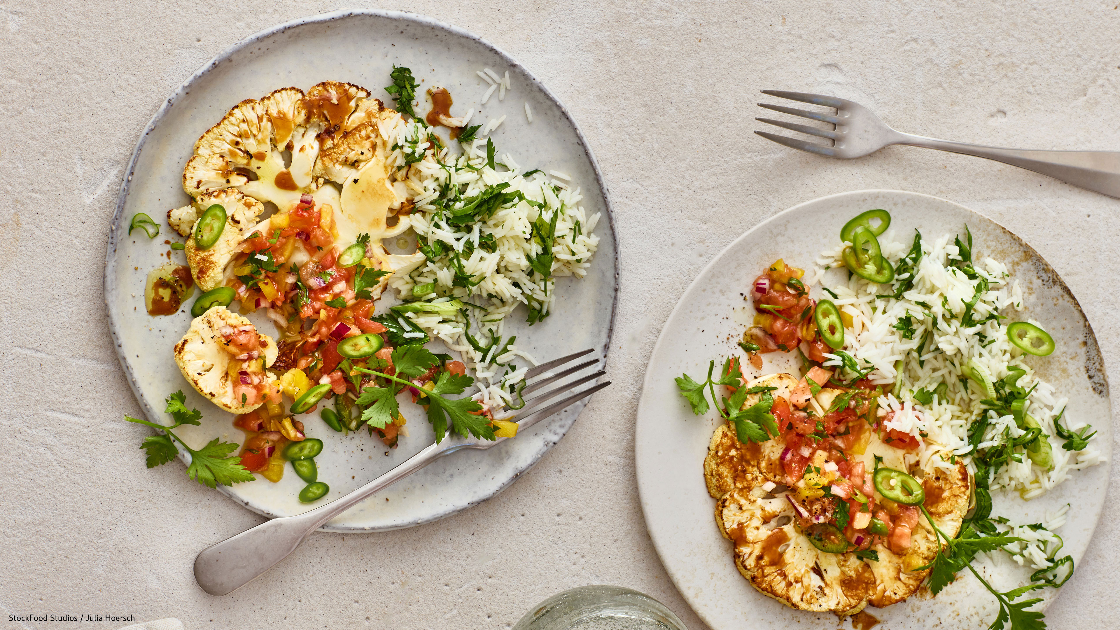 Rezept für Blumenkohlsteaks aus dem Airfryer Geröstete Blumenkohlscheiben mit Reis und Salsa auf Teller