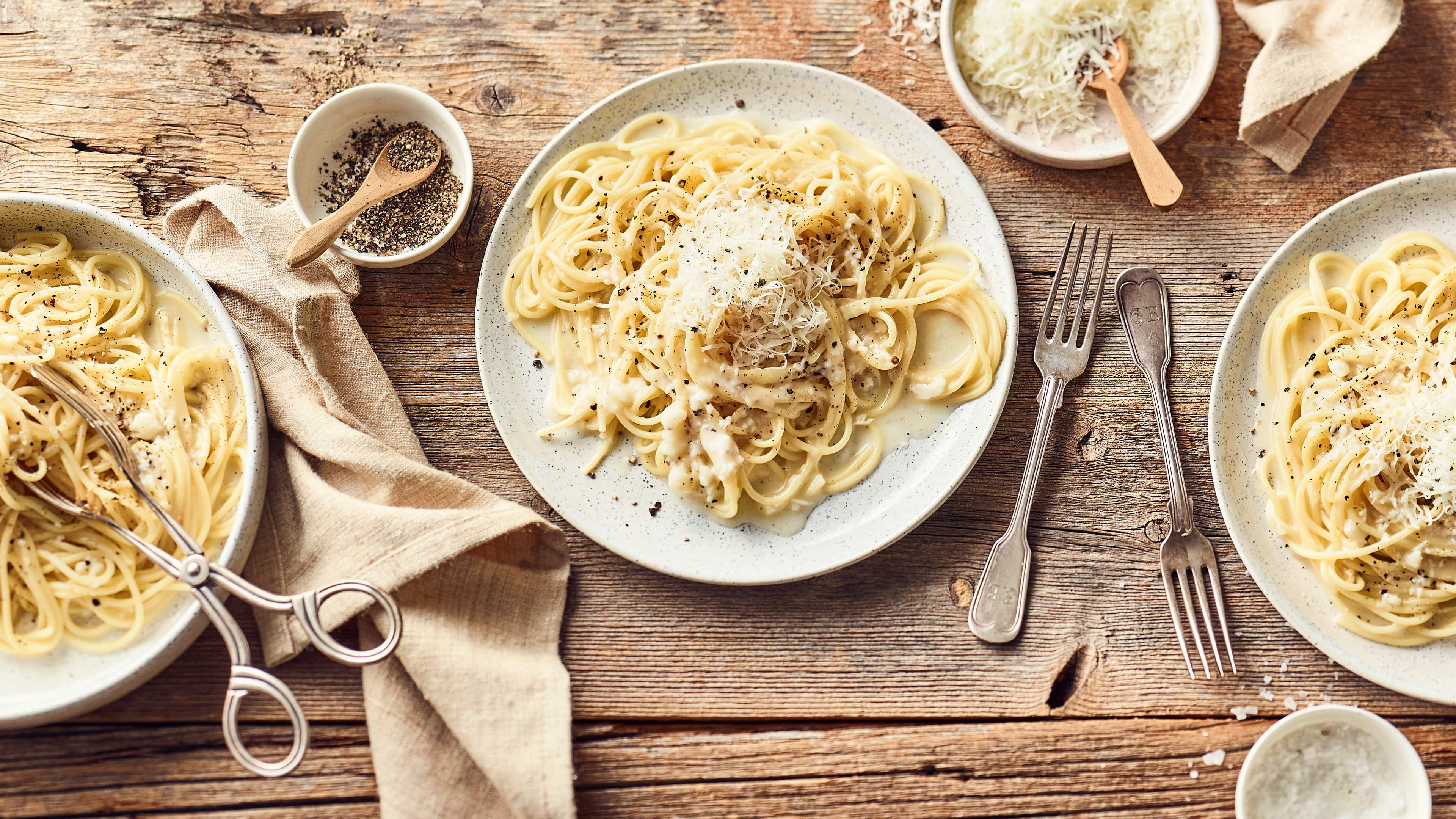 Cacio e Pepe Spaghetti Cacio e Pepe sind superlecker und schmecken Groß und Klein: Bereiten Sie mit unserem einfachen Rezept eine schnelle Pasta mit Käse und Pfeffer zu.