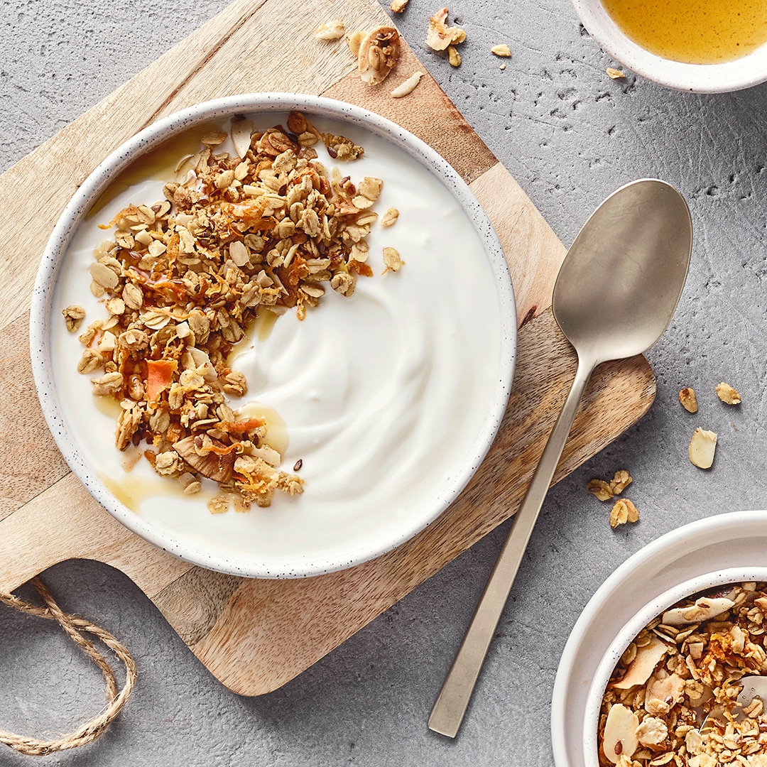 Eine Schüssel gefüllt mit Joghurt, garniert mit Granola.