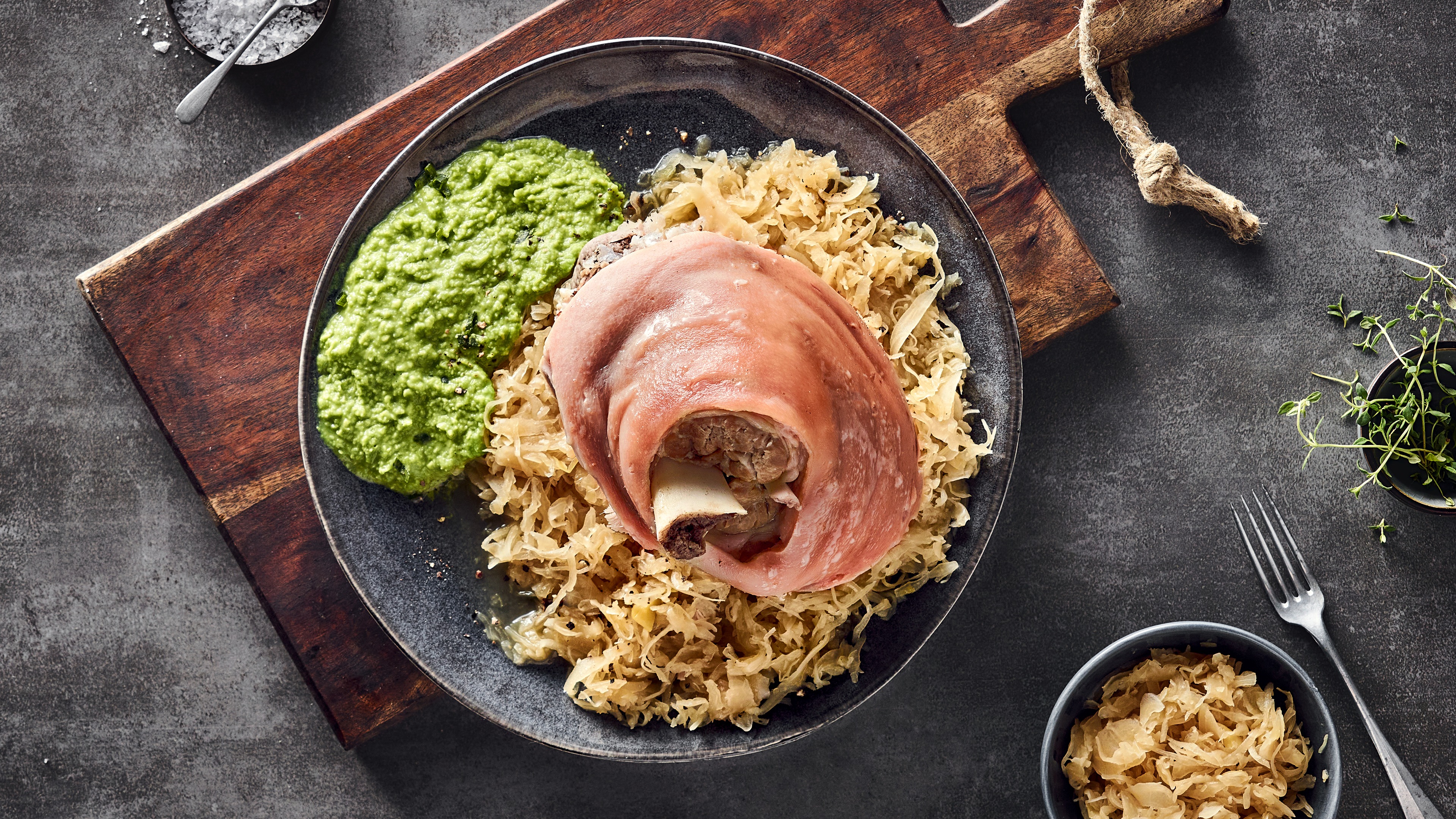 Eisbein mit Sauerkraut und Erbsenpüree