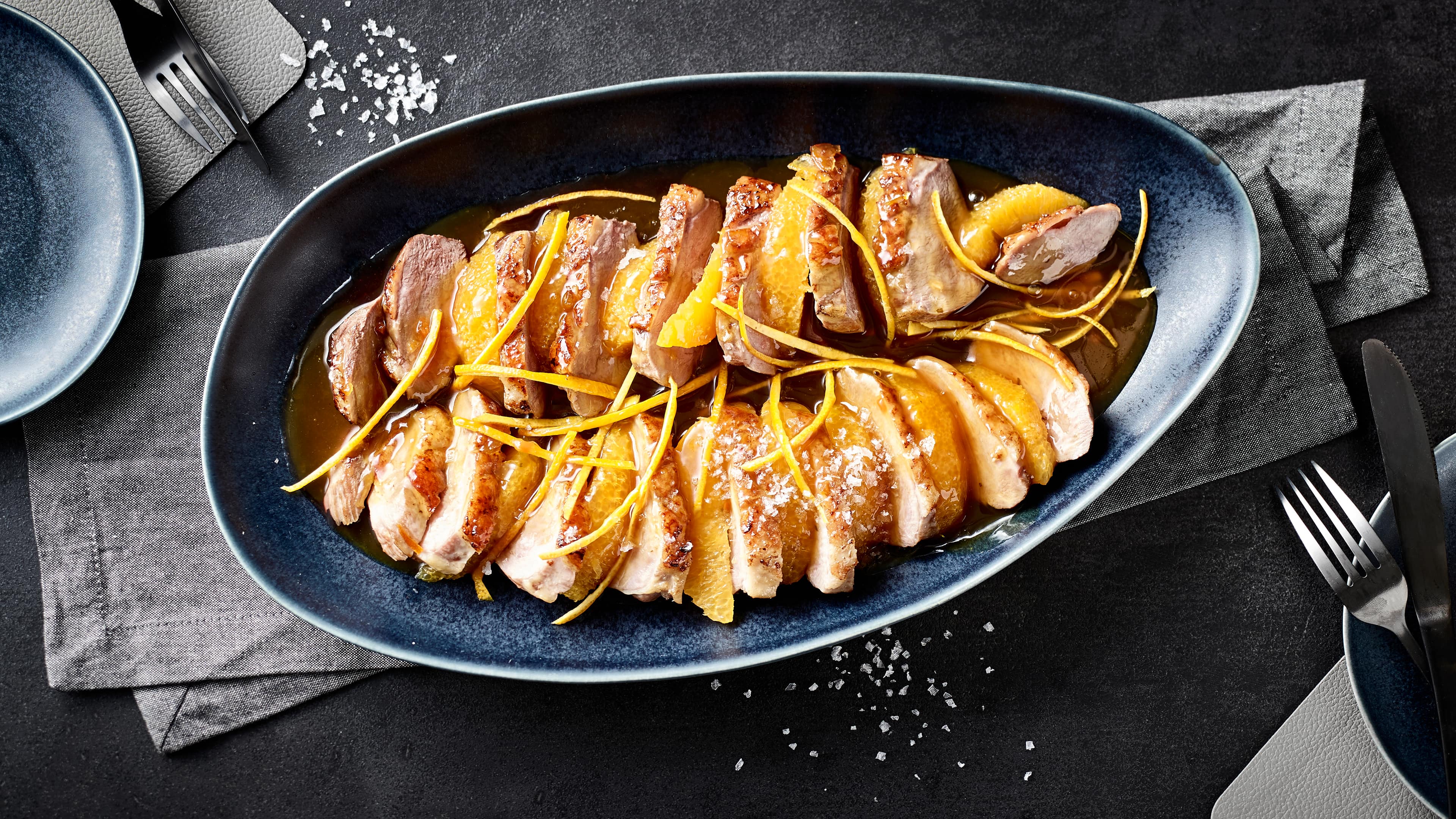 Entenbrust à l'Orange Entenbrust à l'Orange: Mit unserem Rezept gelingt Ihnen der Klassiker aus zartem Geflügel, Thymian, Estragon garniert einer fruchtigen Weißwein-Soße!