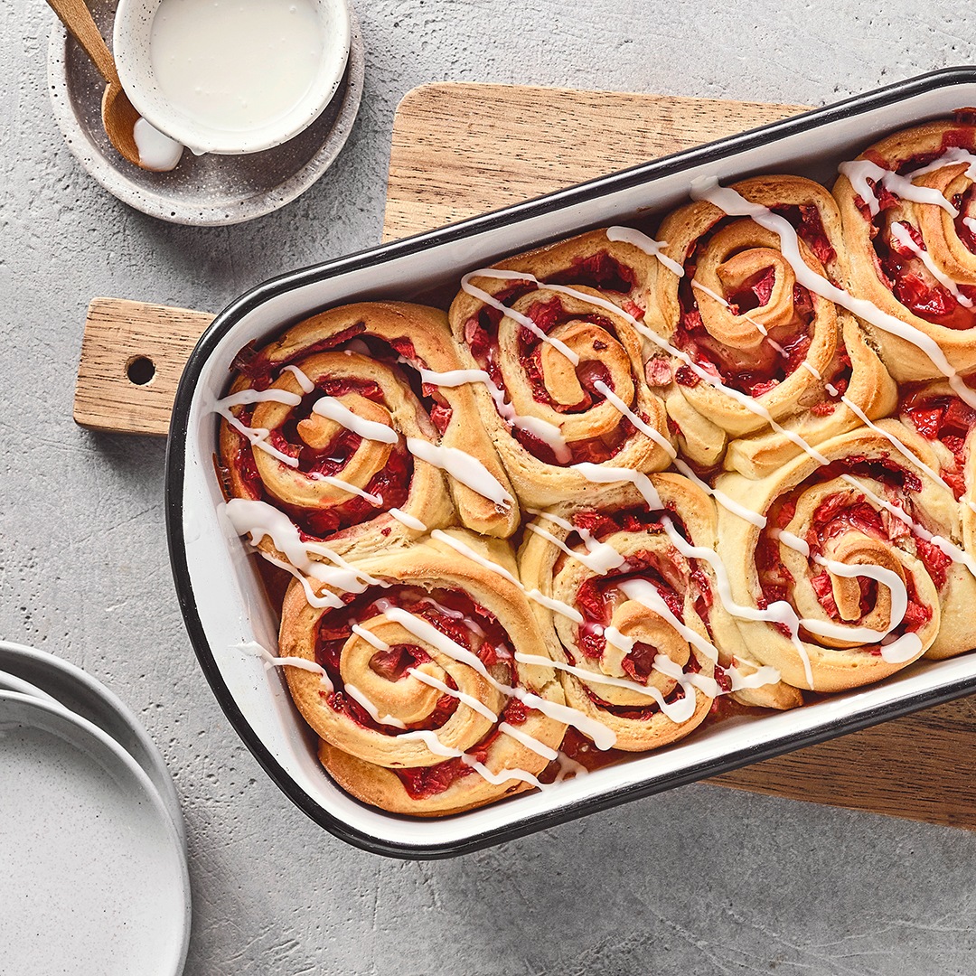 Schneckenförmiges Gebäck mit Glasur in Auflaufform