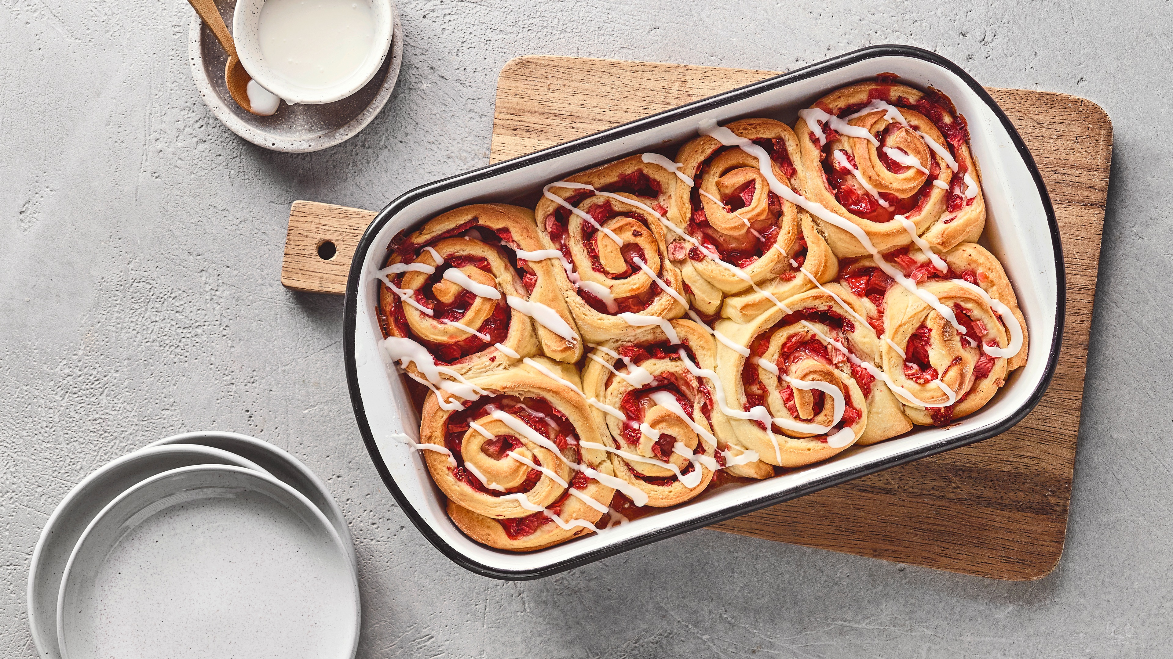 Schneckenförmiges Gebäck mit Glasur in Auflaufform