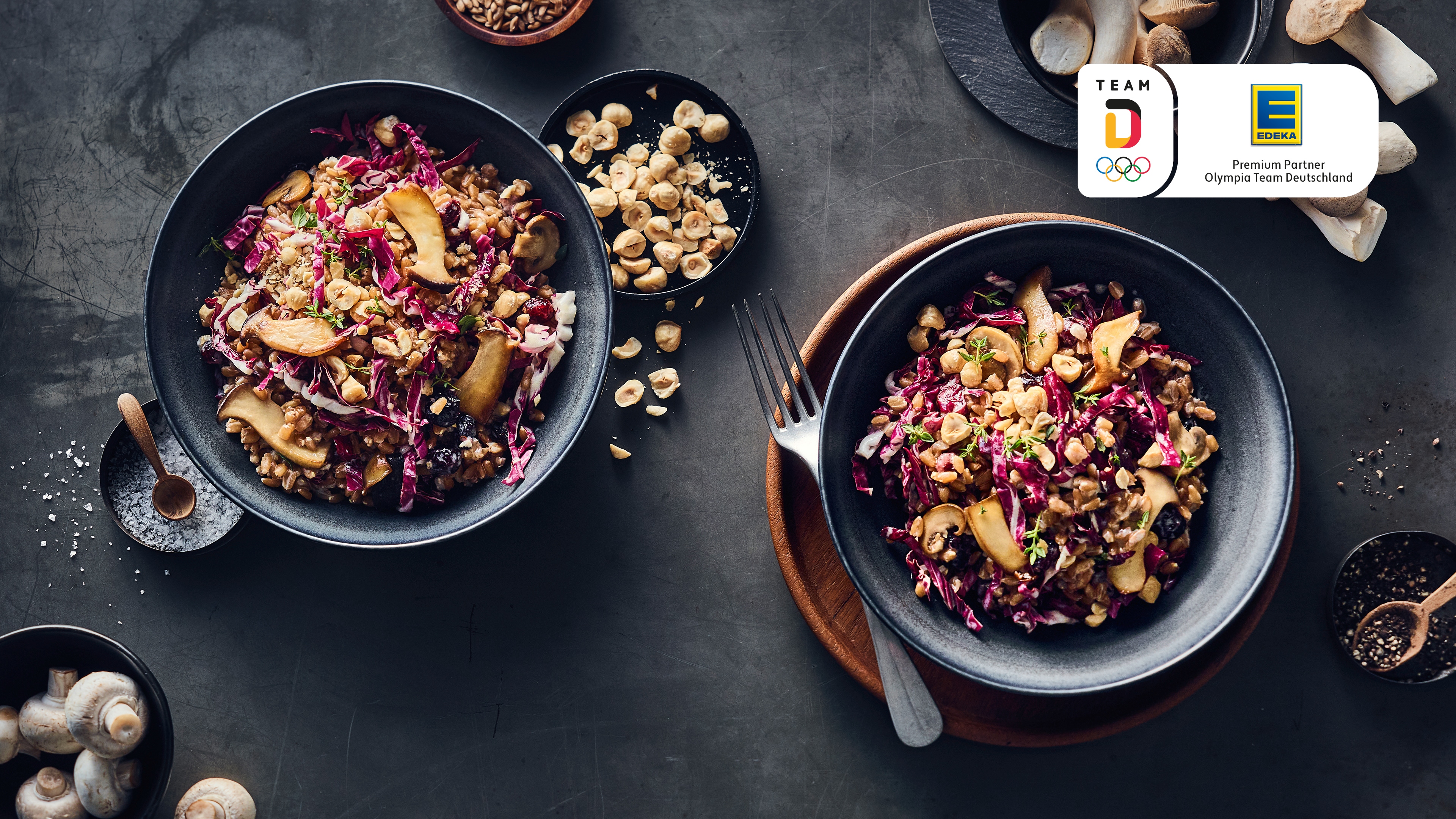 Rezept für Farotto mit Radicchio und Ziegenfrichkäse 2 Schalen gefüllt mit Radicchio, Nüssen und Pilzen
