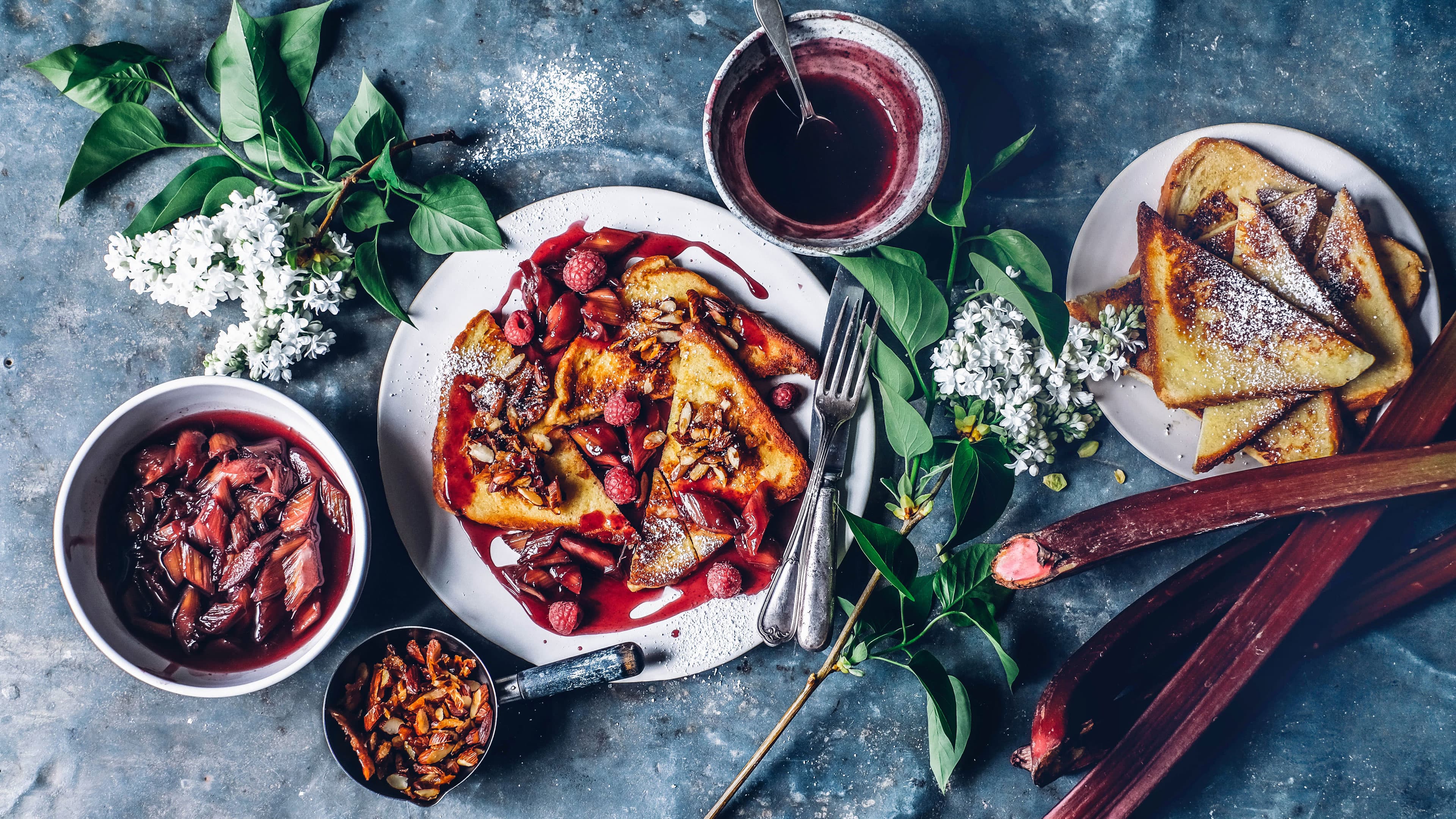 French Toast mit Rhabarber Ein fantastisches Frühstück, das den Start in den Tag zu etwas ganz Besonderem macht: Kokos-Mandel-French-Toast mit pochiertem Rhabarber und Himbeeren.
