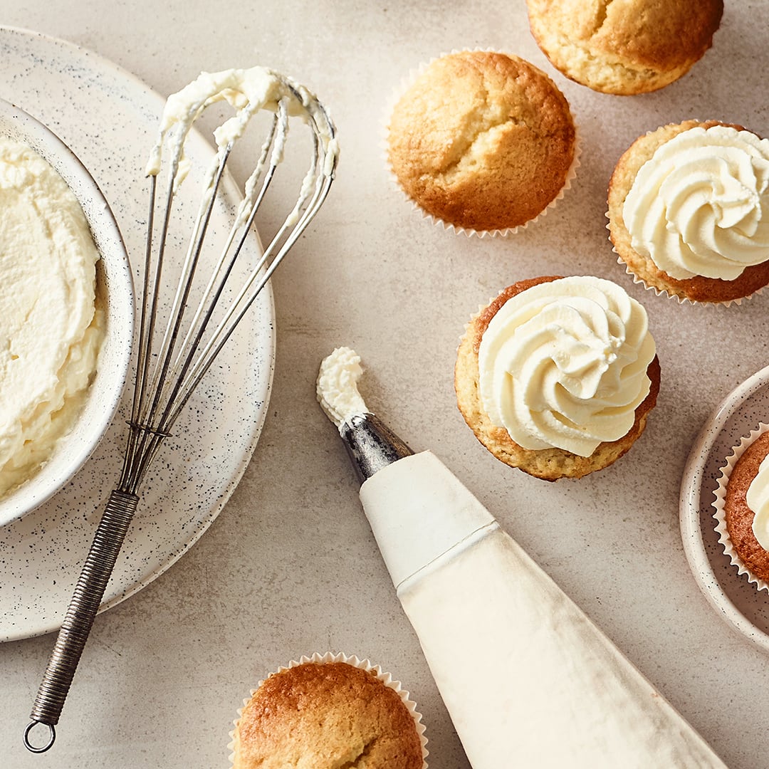 Mit Frosting lassen sich Cupcakes und kleine Törtchen kreativ verzieren. Lassen Sie sich inspirieren und verleihen Sie Ihren Kuchenkreationen das gewisse Etwas!