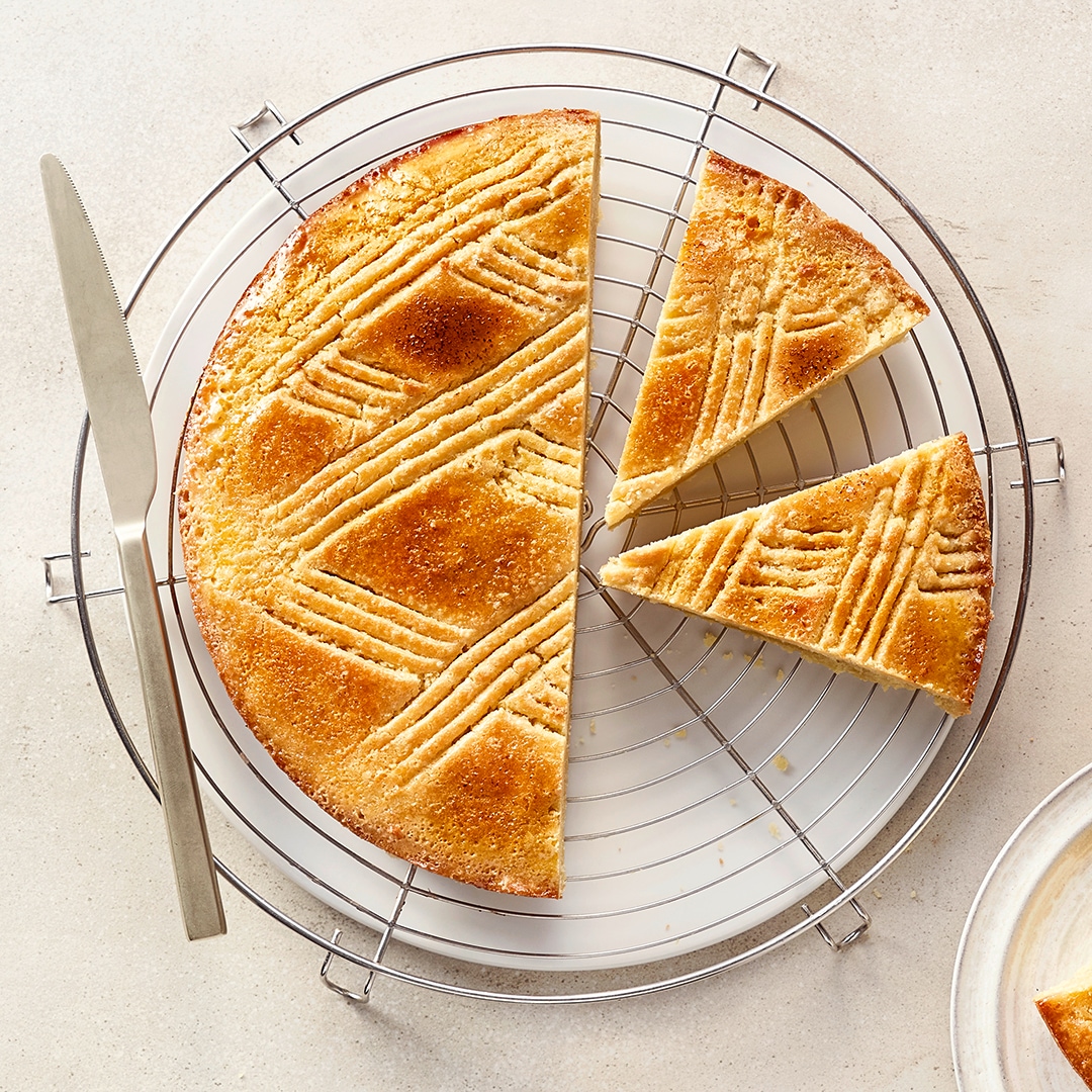 Angeschnittener Kuchen mit Muster auf Gitter