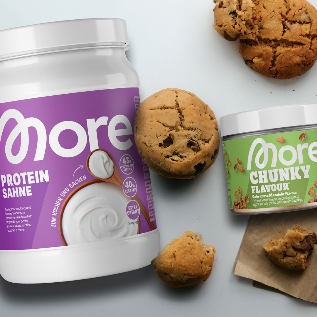 Kekse mit kleinen Stückchen, daneben Produktverpackungen