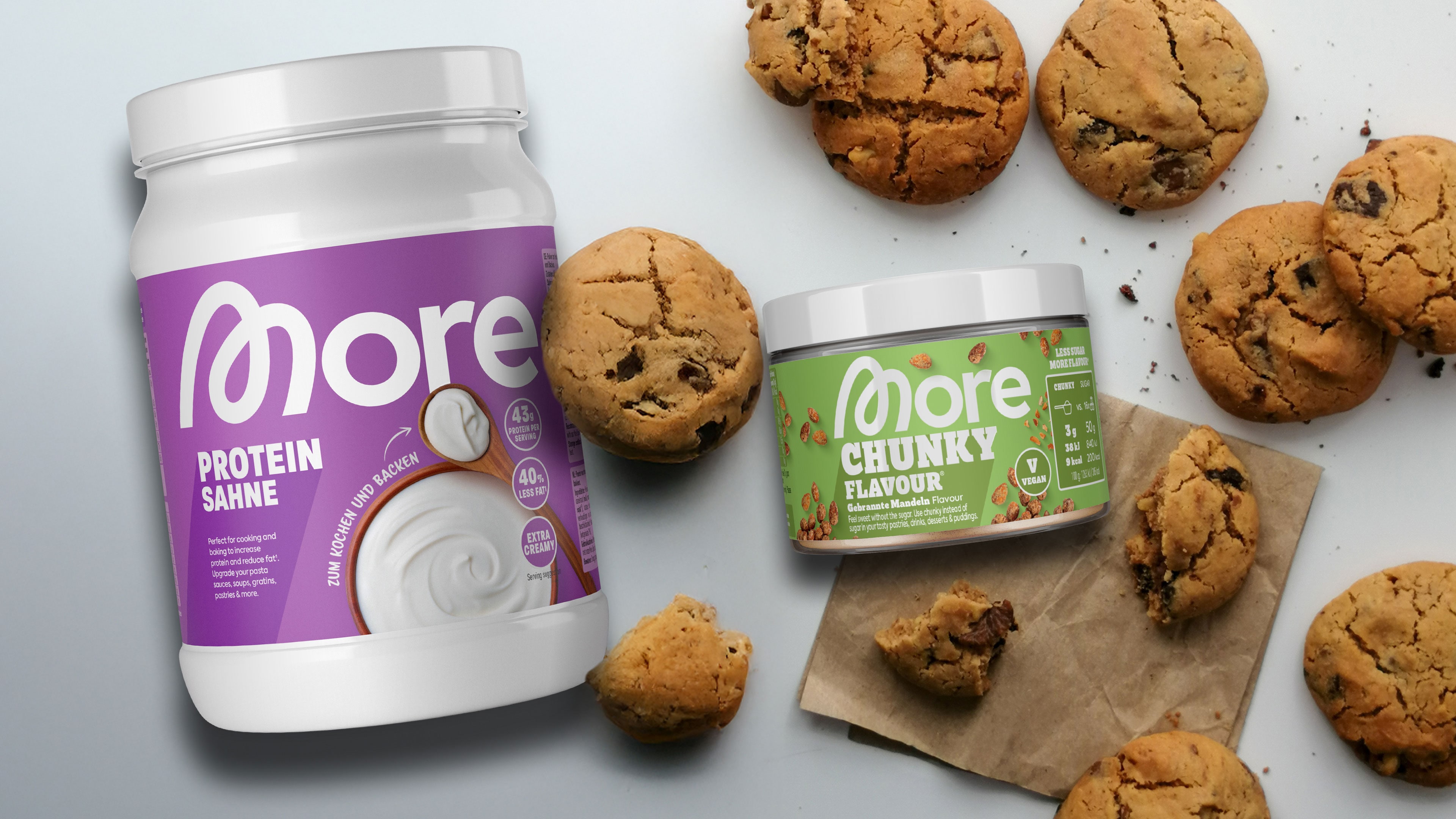Kekse mit kleinen Stückchen, daneben Produktverpackungen