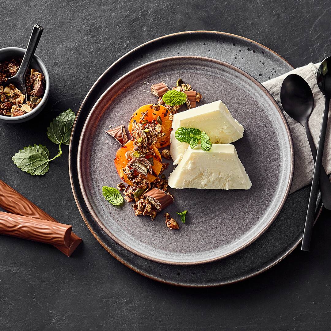 Gegrillte Aprikosen mit Duplo-Granola und JoghurtparfaitGegrillte Aprikosen mit duplo-Granola und Joghurtparfait