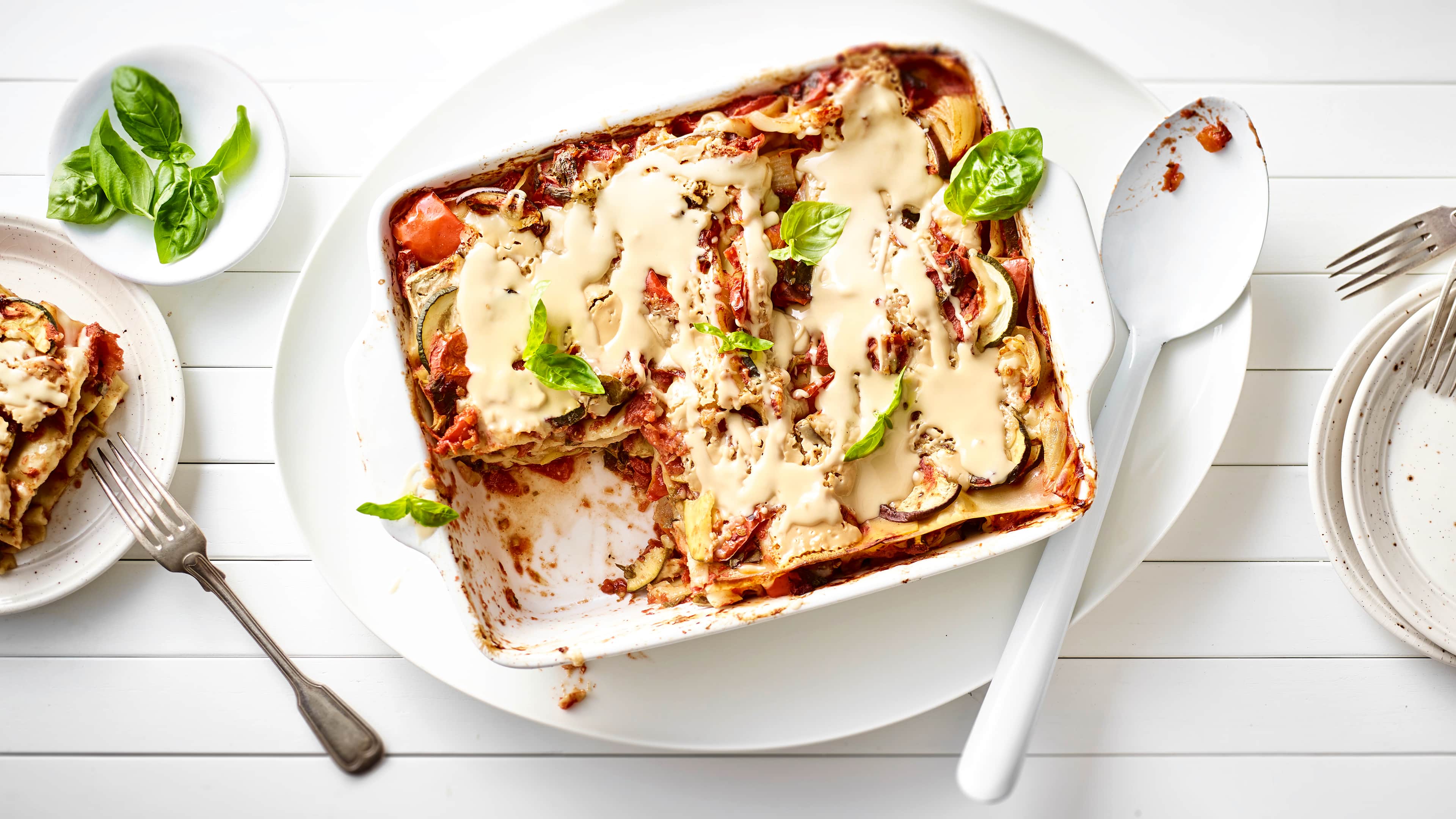 Gemüse-Lasagne Kochen ganz ohne tierische Produkte: Lernen Sie das vegane Gemüse-Lasagne-Rezept von EDEKA kennen und entdecken Sie, dass Genuss kein Fleisch braucht!