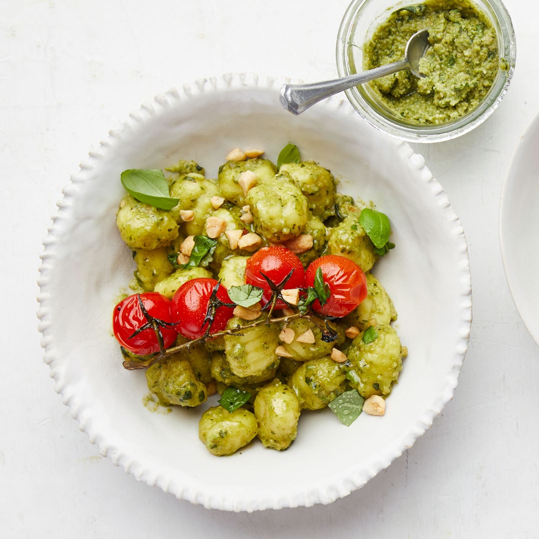 Gnocchi in grünlicher Soße mit Rispentomaten und Nusstücken