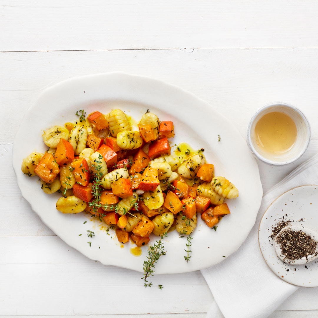 Große Platte mit Gnocchi und Kürbisstücken