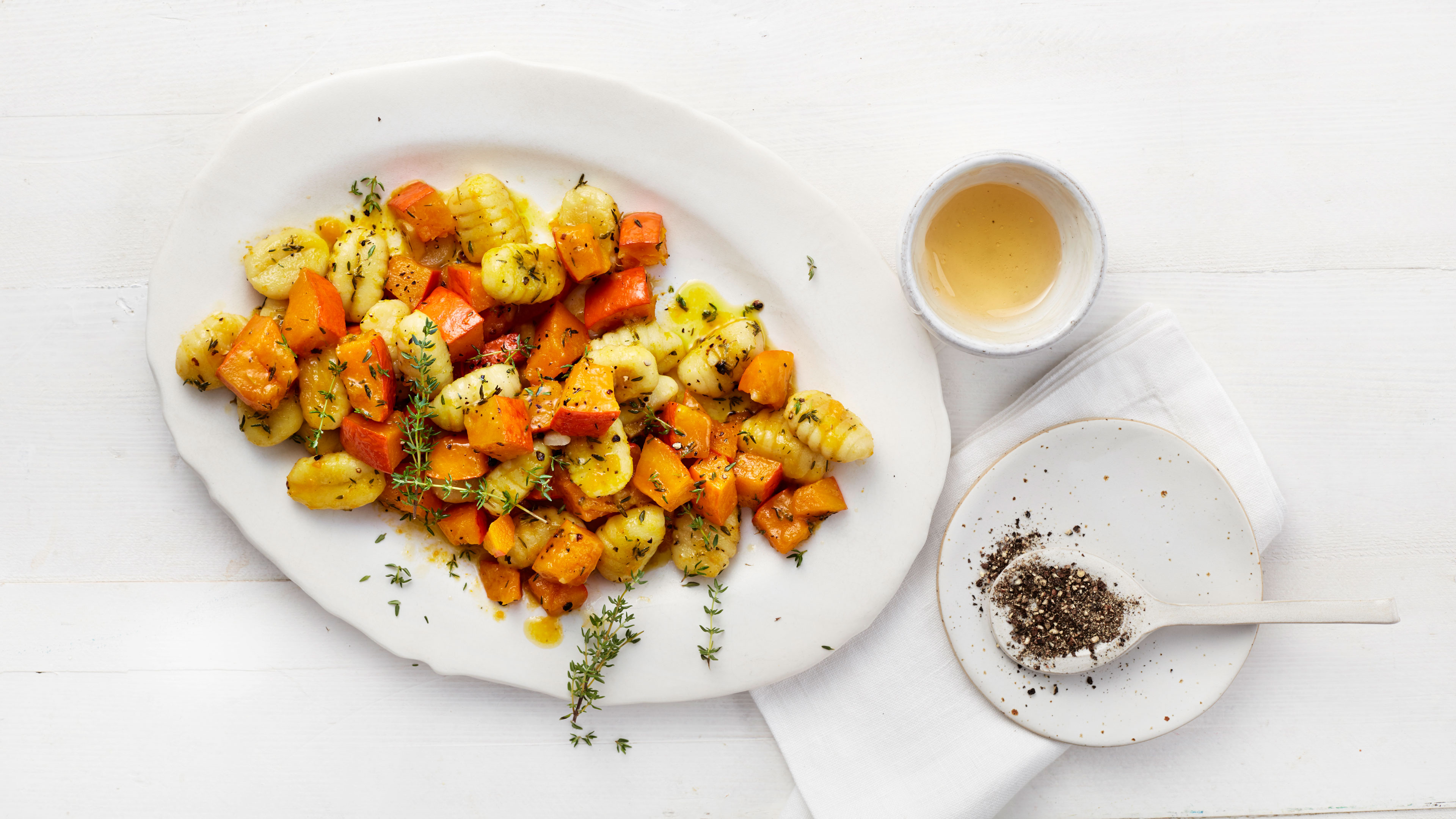 Große Platte mit Gnocchi und Kürbisstücken