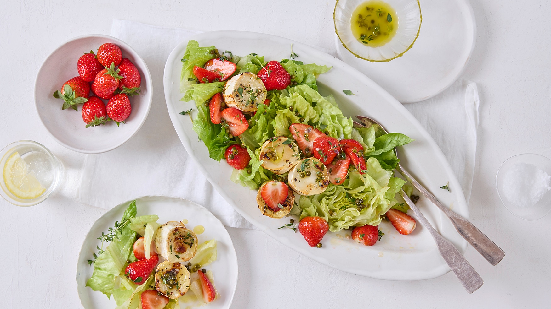 Rezept für gratinierten Ziegenkäse mit Erdbeer-Salat Große Servierplatte mit Salatblättern, Erdbeeren und Ziegenkäsescheiben