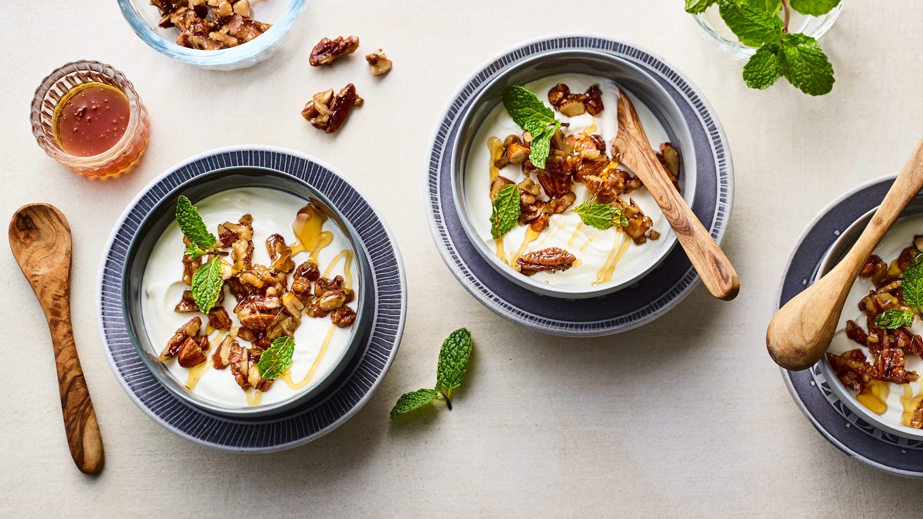 Griechischer Joghurt mit Nüssen Griechischer Joghurt mit Nüssen