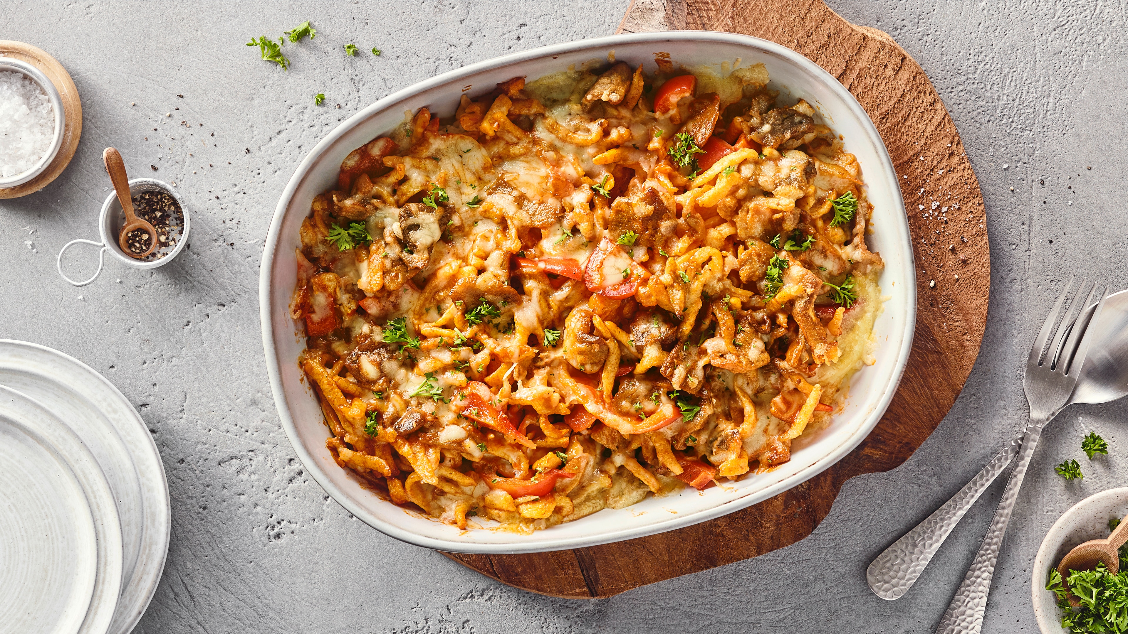 Auflaufform mit Spätzle, Fleisch- und Paprikastücken