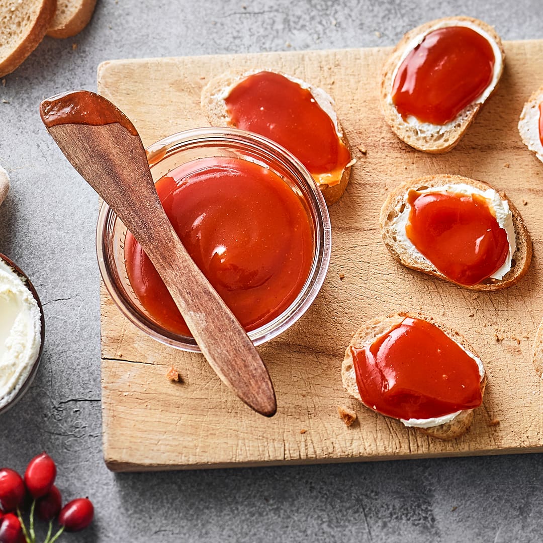 Fruchtig, lecker, gesund: Hagebuttenmarmelade eignet sich perfekt zum Frühstück und lässt sich mit unserem Rezept ganz einfach zu Hause herstellen!