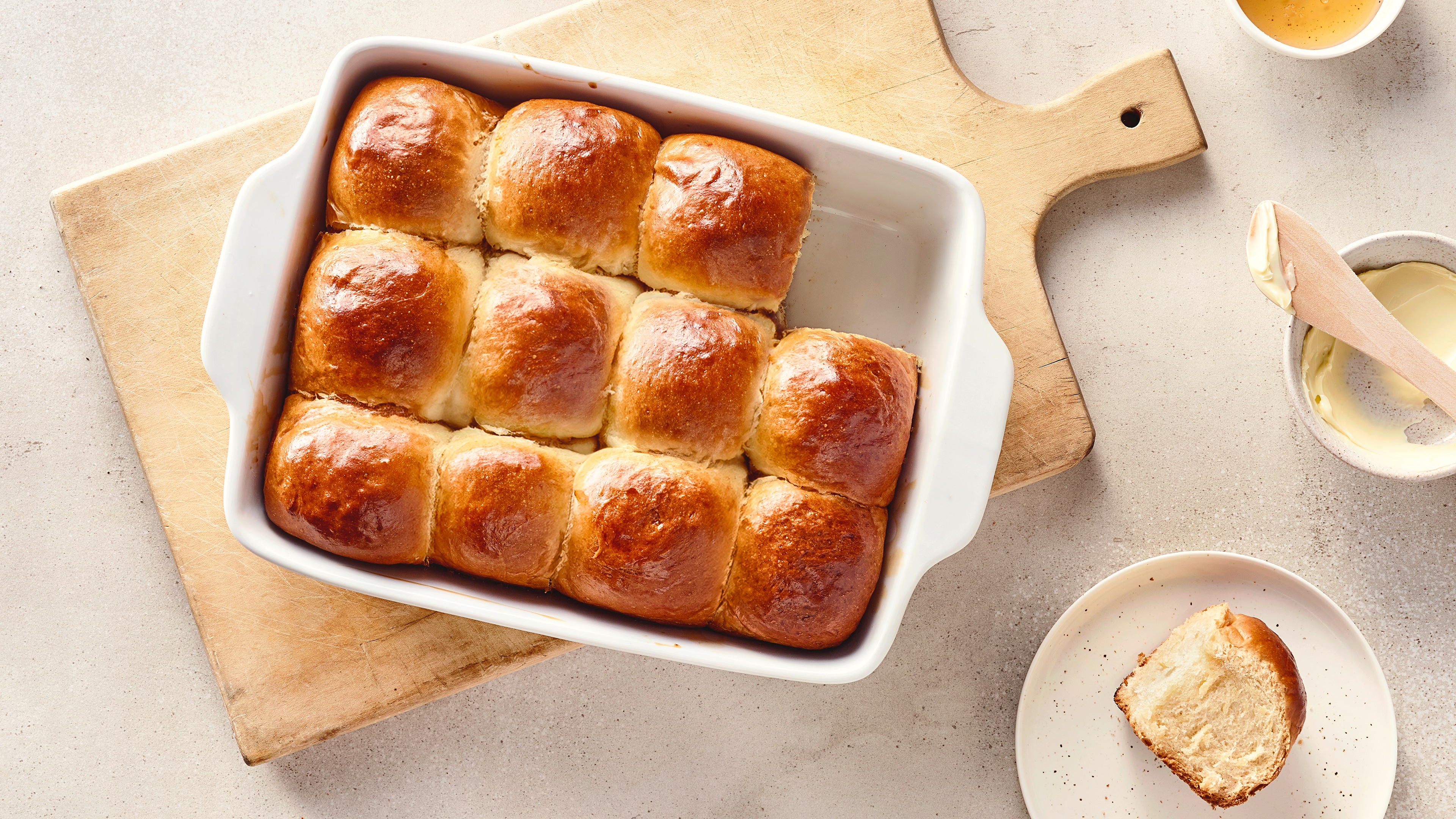 Rezept für Hawaiian rolls Eine Auflaufform gefüllt mit goldbraun gebackenen Hefebrötchen