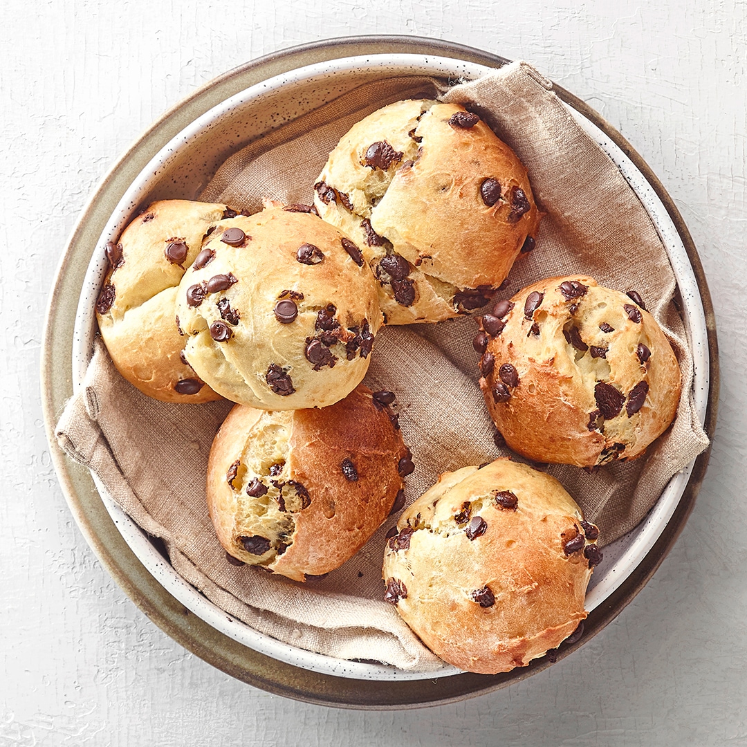 Kleine, runde Brötchen mit Schokoladenstücken in einer Schale.