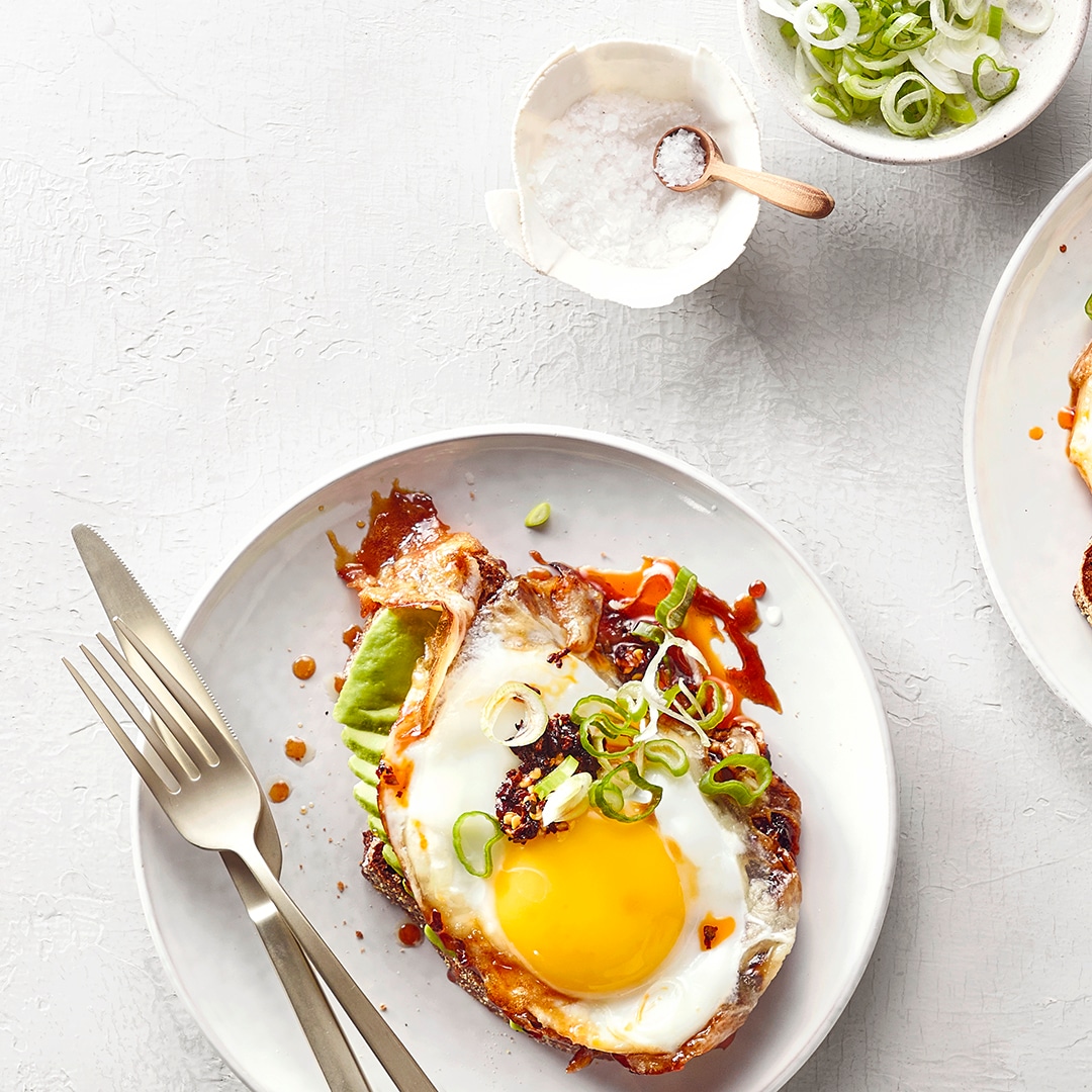 Spiegelei gewürzt mit Chili-Öl und Frühlingszwiebeln.