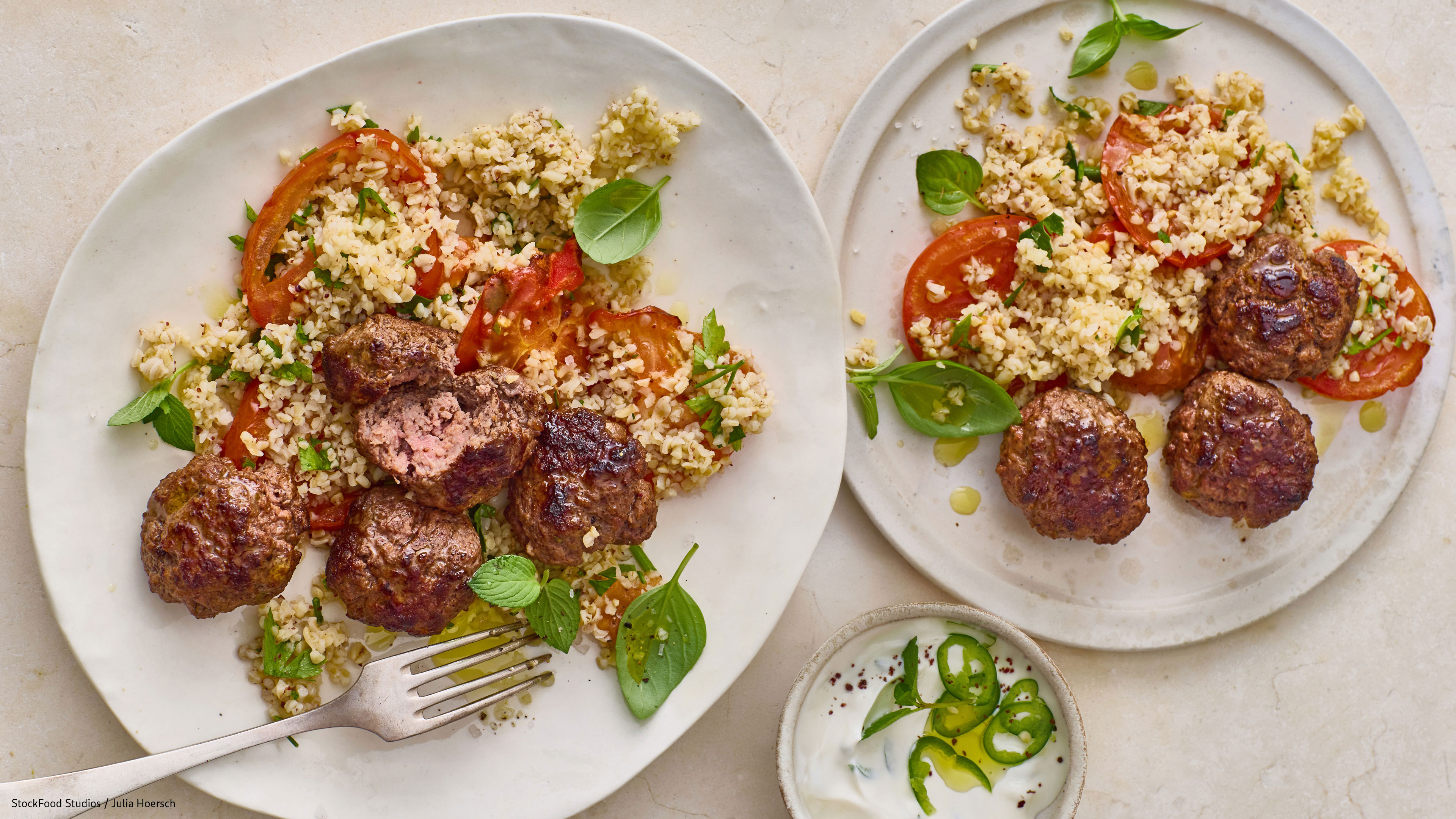 Rezept für Köfte aus dem Airfryer Zwei Teller mit Hackbällchen, Bulgur und Tomaten