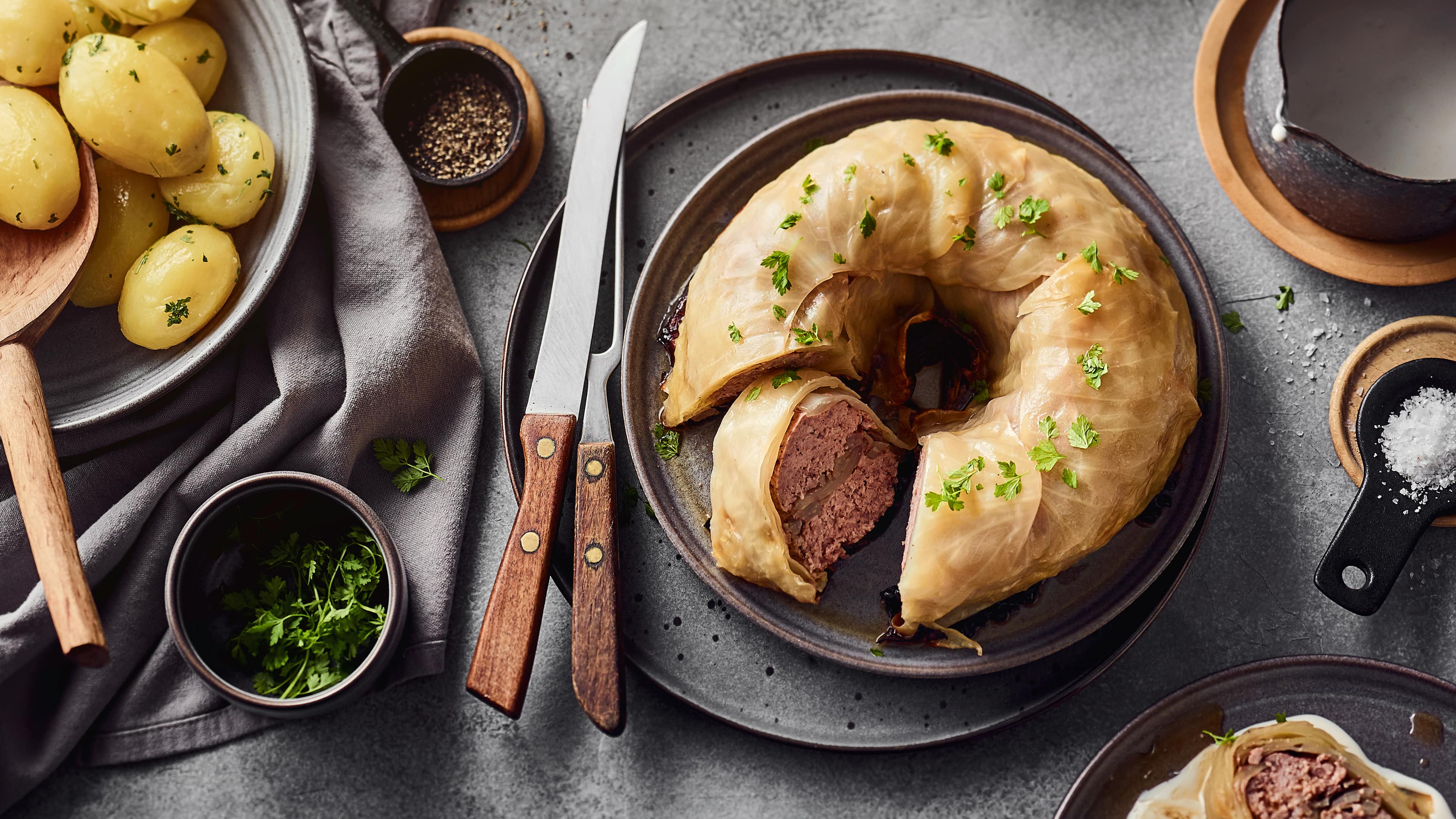 Kohlpudding Herzhafter Kohlpudding aus Weißkohl und Hackfleisch – eine deftige Speise nach norddeutscher Art, die sehr gut mit Salzkartoffeln und Soße schmeckt.