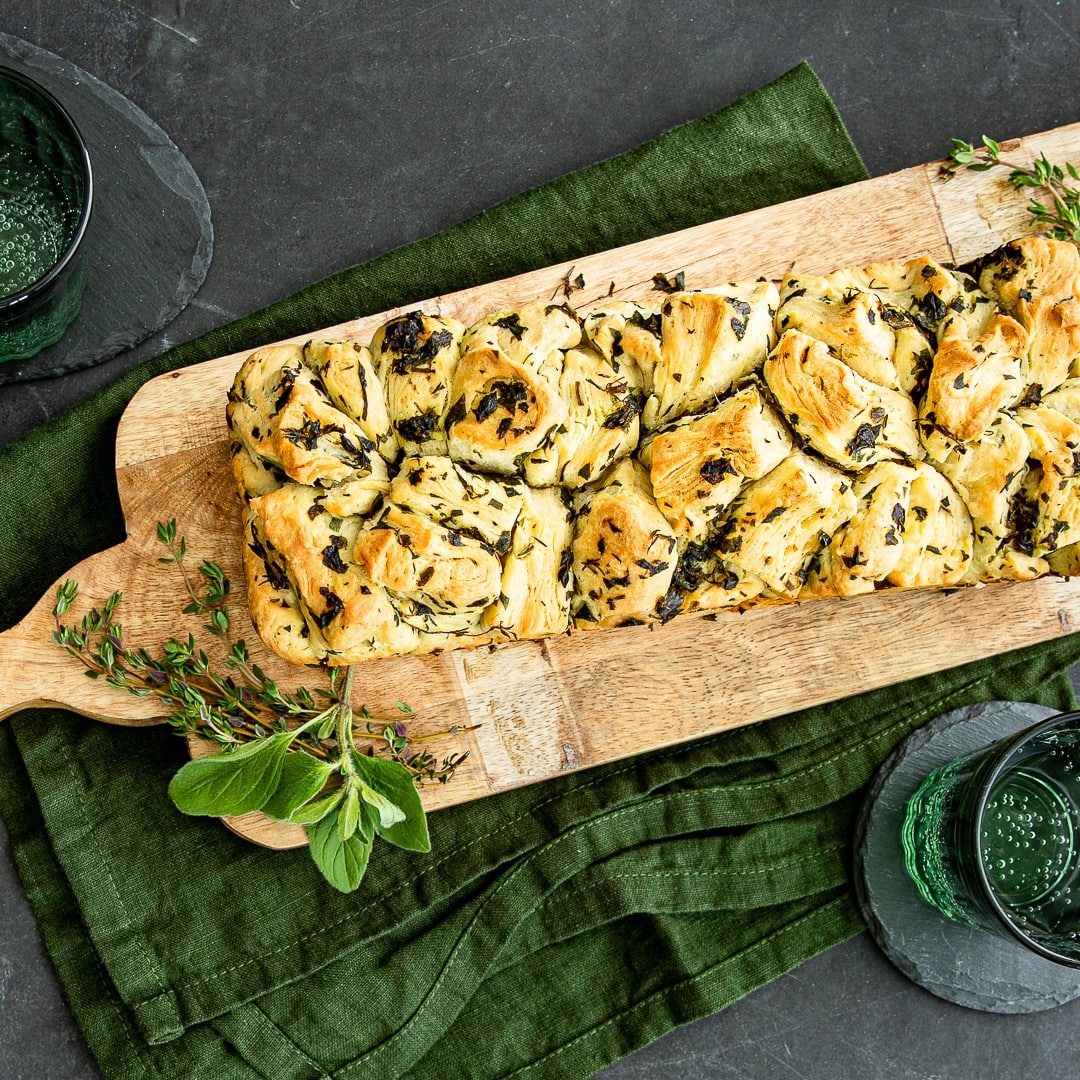 Am besten schmeckt es noch warm serviert: Probieren Sie unser Rezept für ein köstliches Kräuterfaltenbrot.
