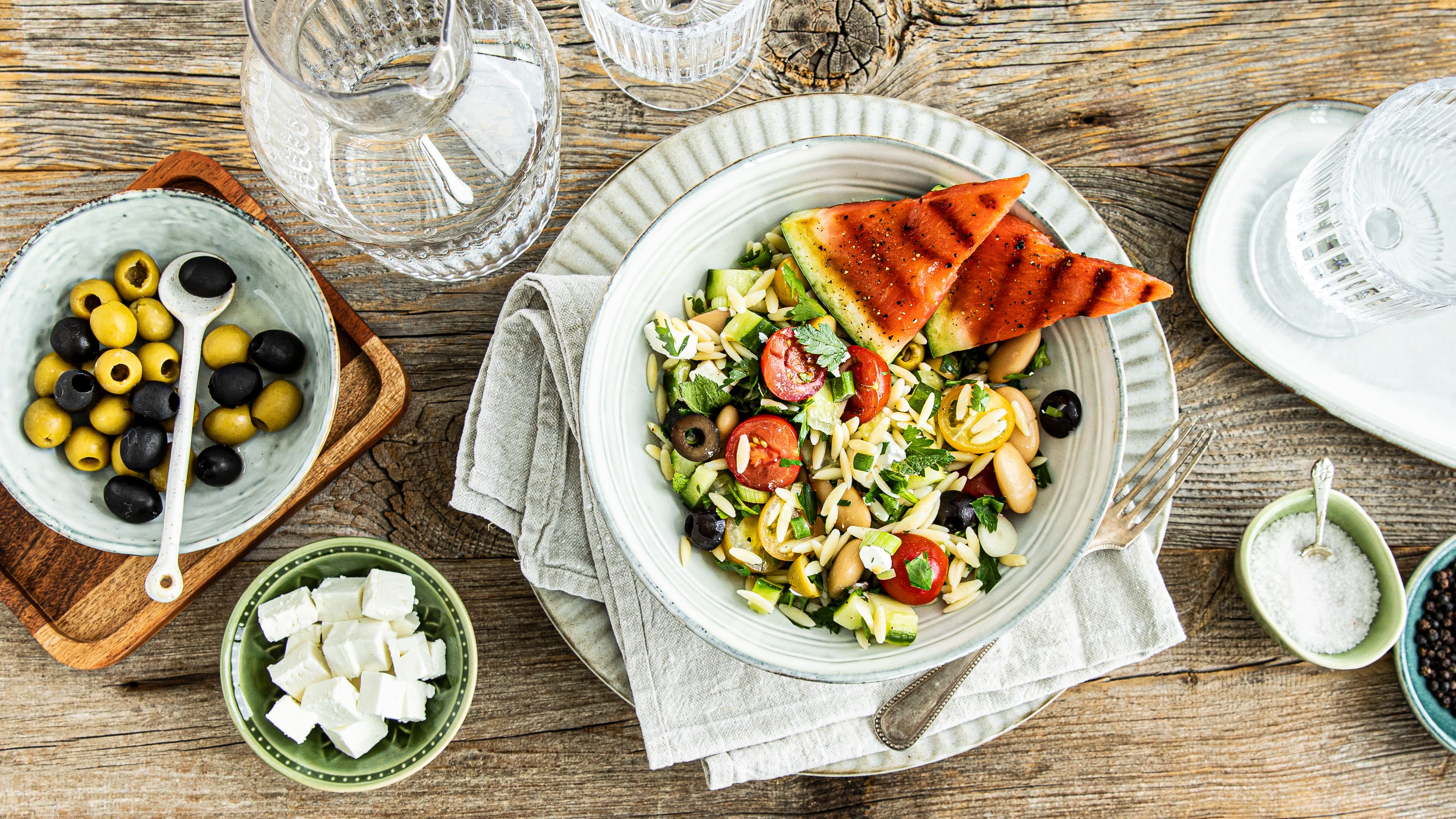 Ein köstlicher Salat der griechischen Küche: Würziger Kritharaki Salat mit Feta-Käse, weißen Bohnen und Wassermelone.