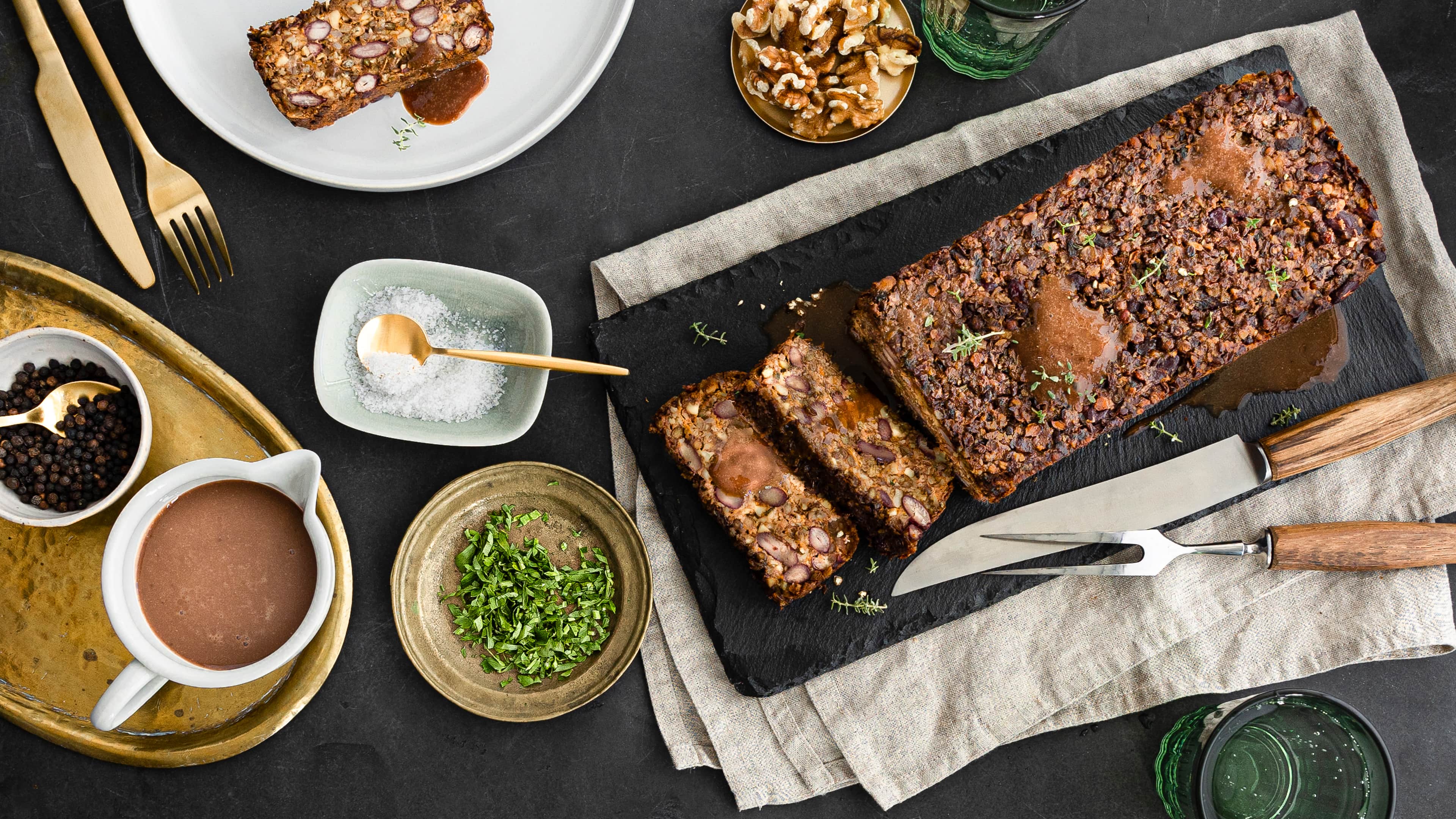 Linsenbraten Unser vegetarischer Linsenbraten schmeckt auch Fleischessern sehr lecker – besonders saftig und herzhaft-würzig – und eignet sich sogar für das Weihnachtsfest.