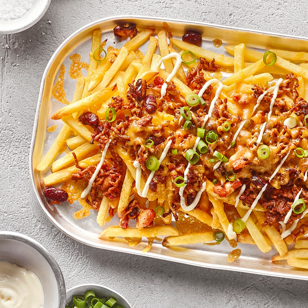 Auflaufform mit Pommes Frites, Hackfleisch, Kidneybohnen und cremiger Sauce.