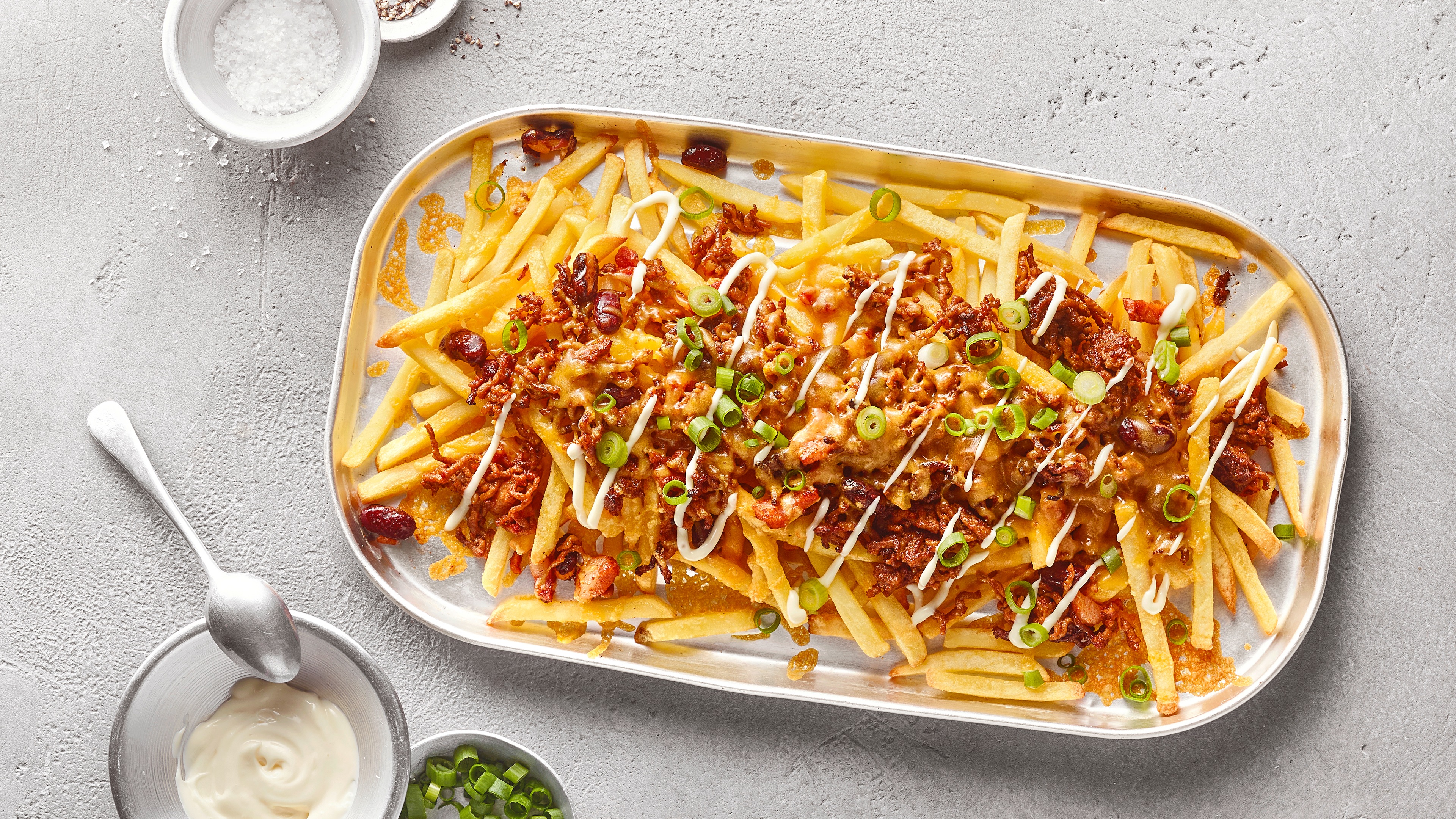 Auflaufform mit Pommes Frites, Hackfleisch, Kidneybohnen und cremiger Sauce.