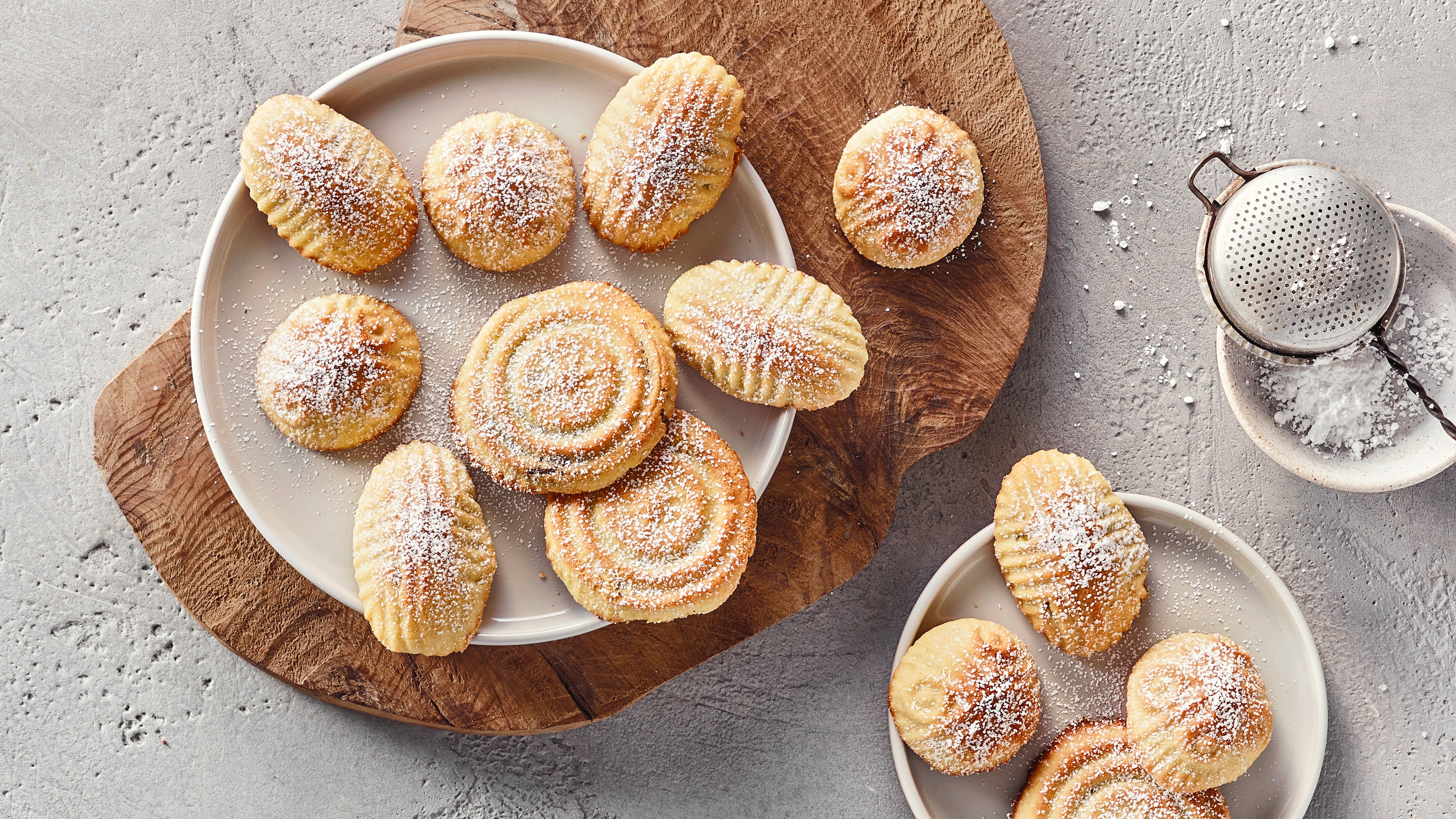 Mit Puderzucker garnierte Kekse mit Muster