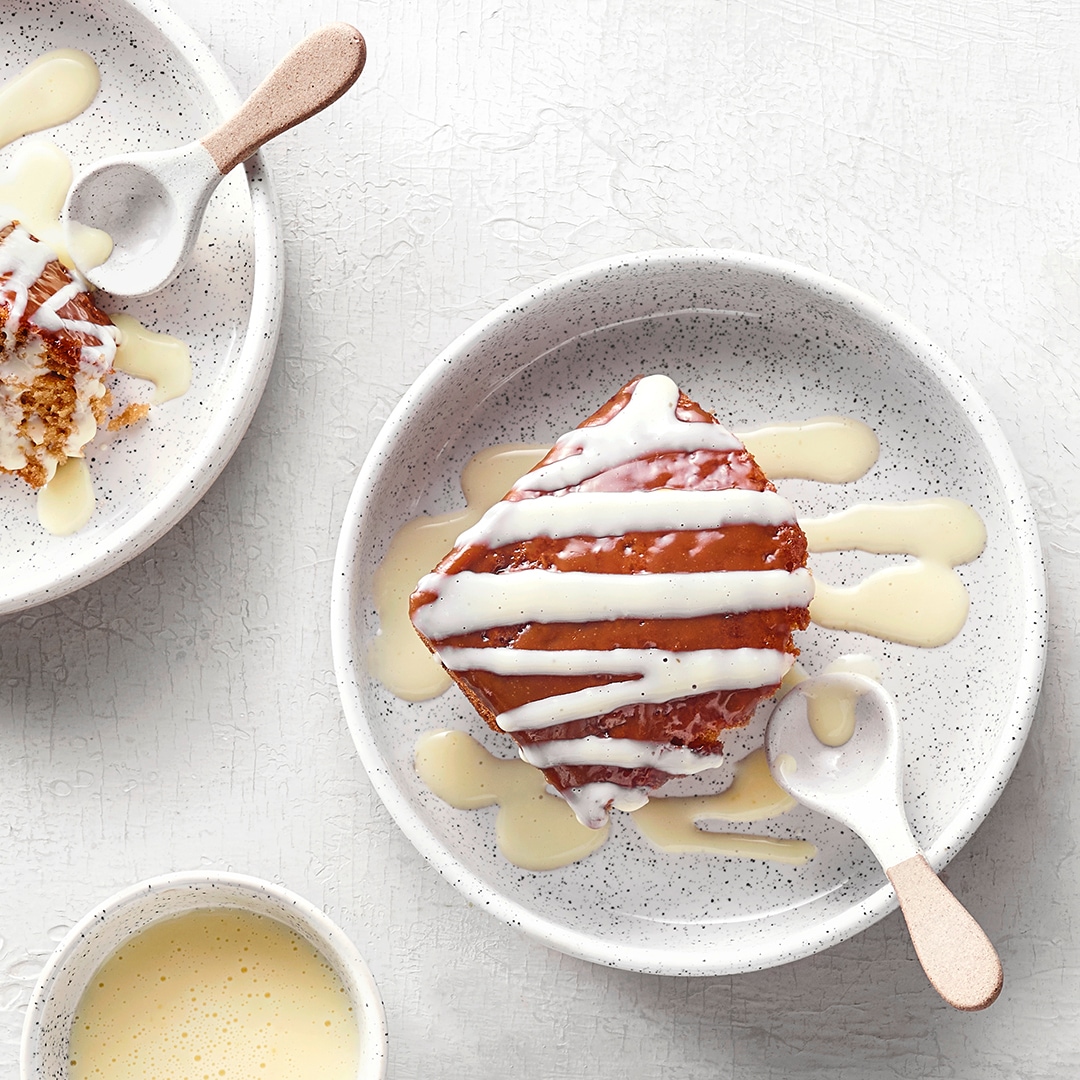 Schwammiges Schokokadendessert mit Vanillesauce.