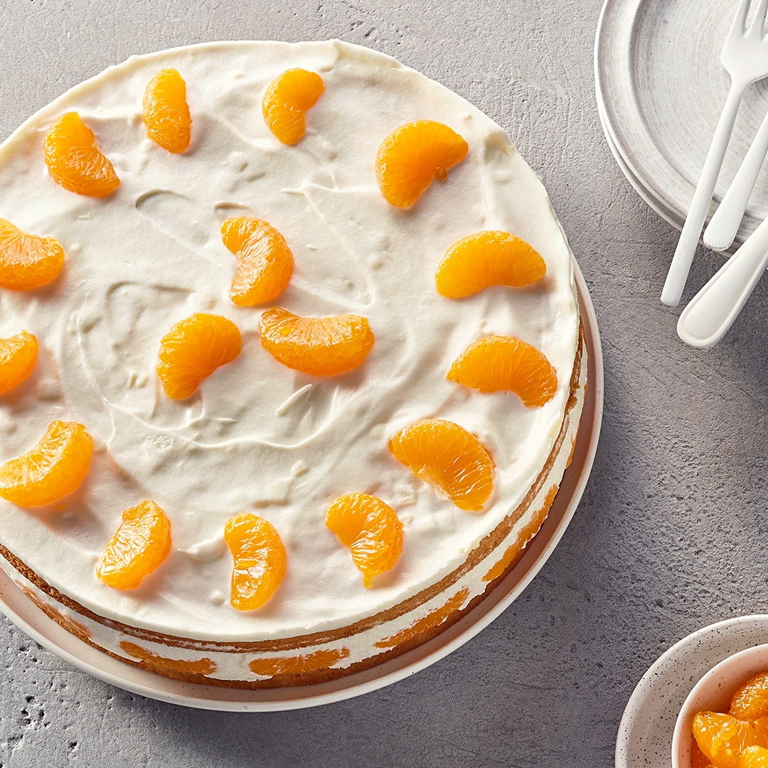 Eine Torte mit weißer Quarkschicht und Mandarinen