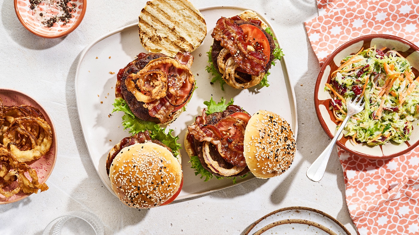 Maple-Bacon-Burger mit Coleslaw