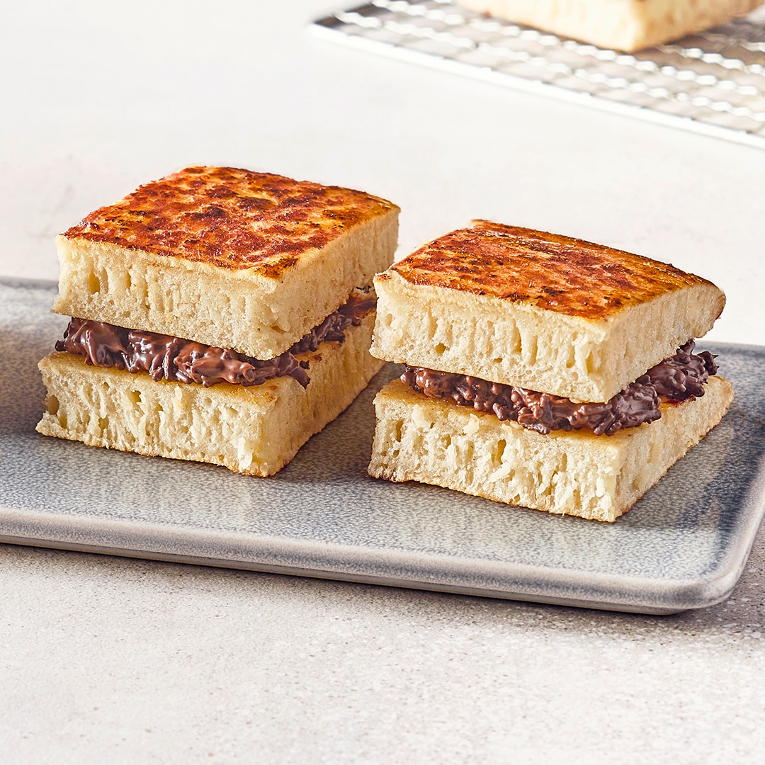 Tablett mit Teigschnitten gefüllt mit einer dunklen Creme