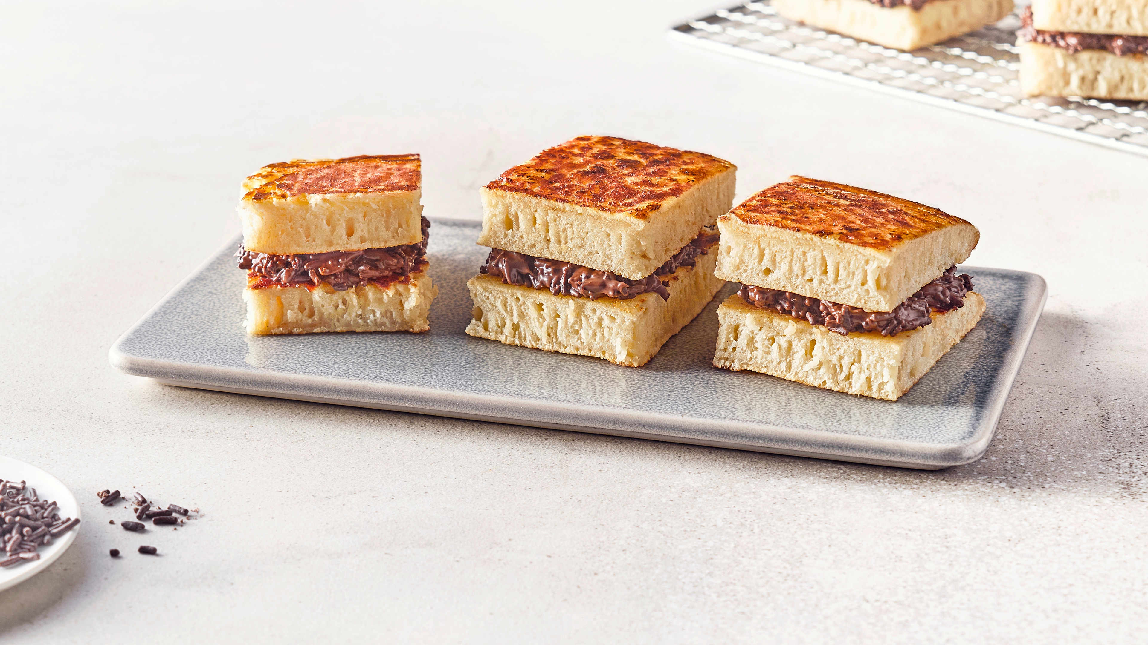 Tablett mit Teigschnitten gefüllt mit einer dunklen Creme