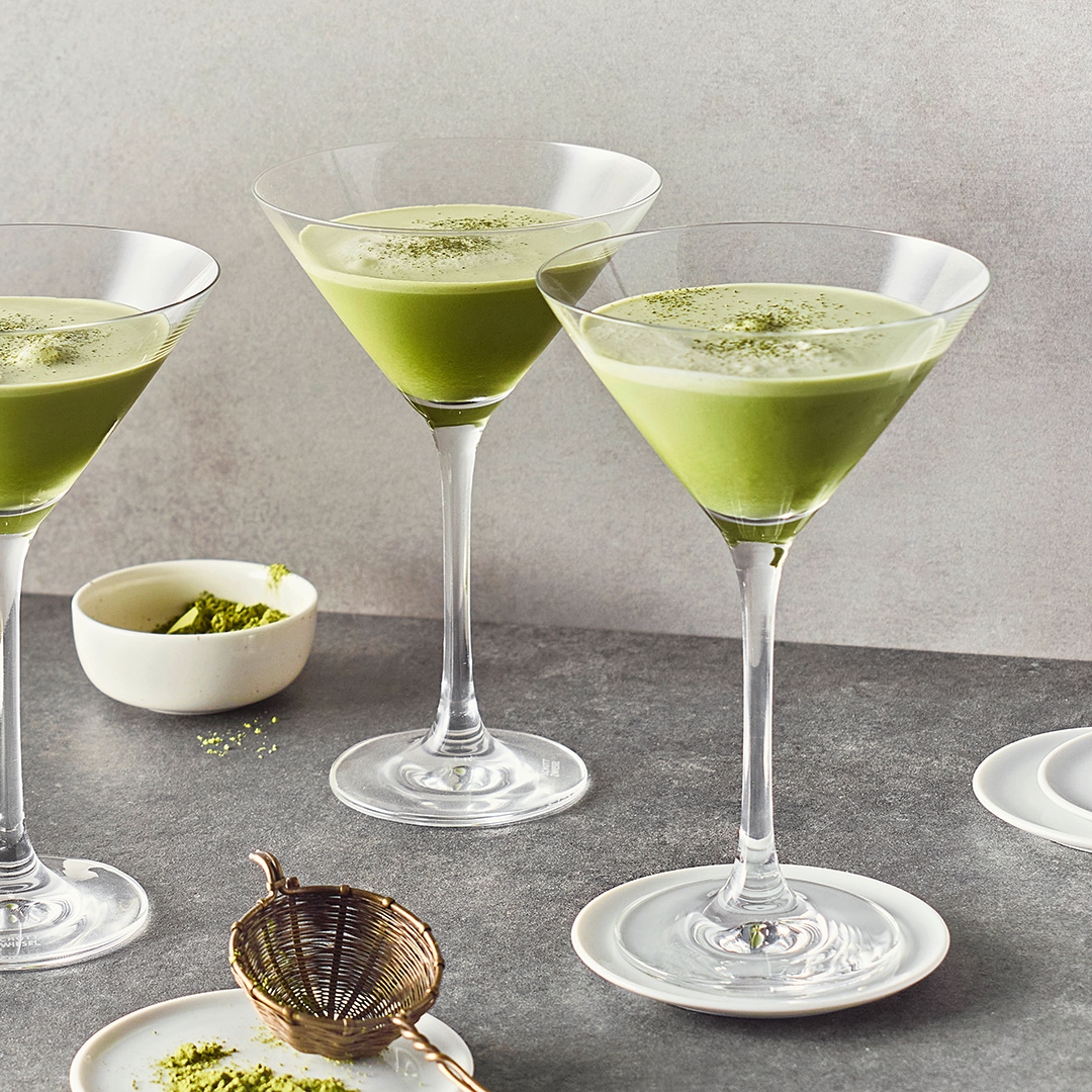 Martini-Gläser, befüllt mit einem hellgrünen Getränk mit einen kleinen hellgrünen Schaumrand, garniert mit etwas grünem Pulver