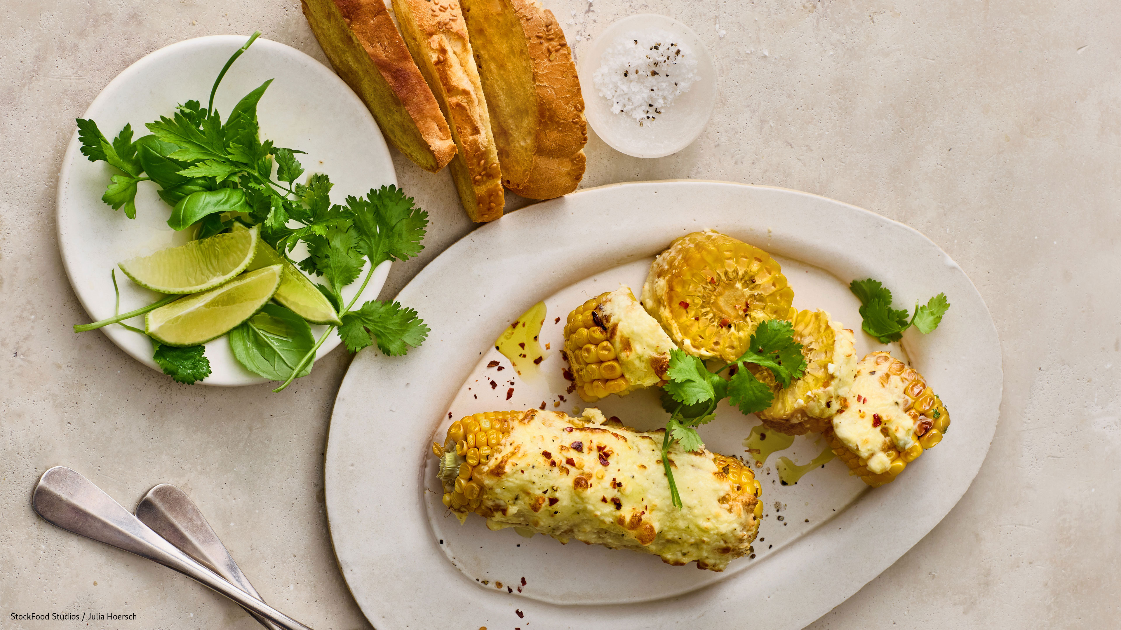 Rezept für mexikanische Maiskolben aus dem Airfryer Teller mit gratinierten Maiskolben, dazu Brot