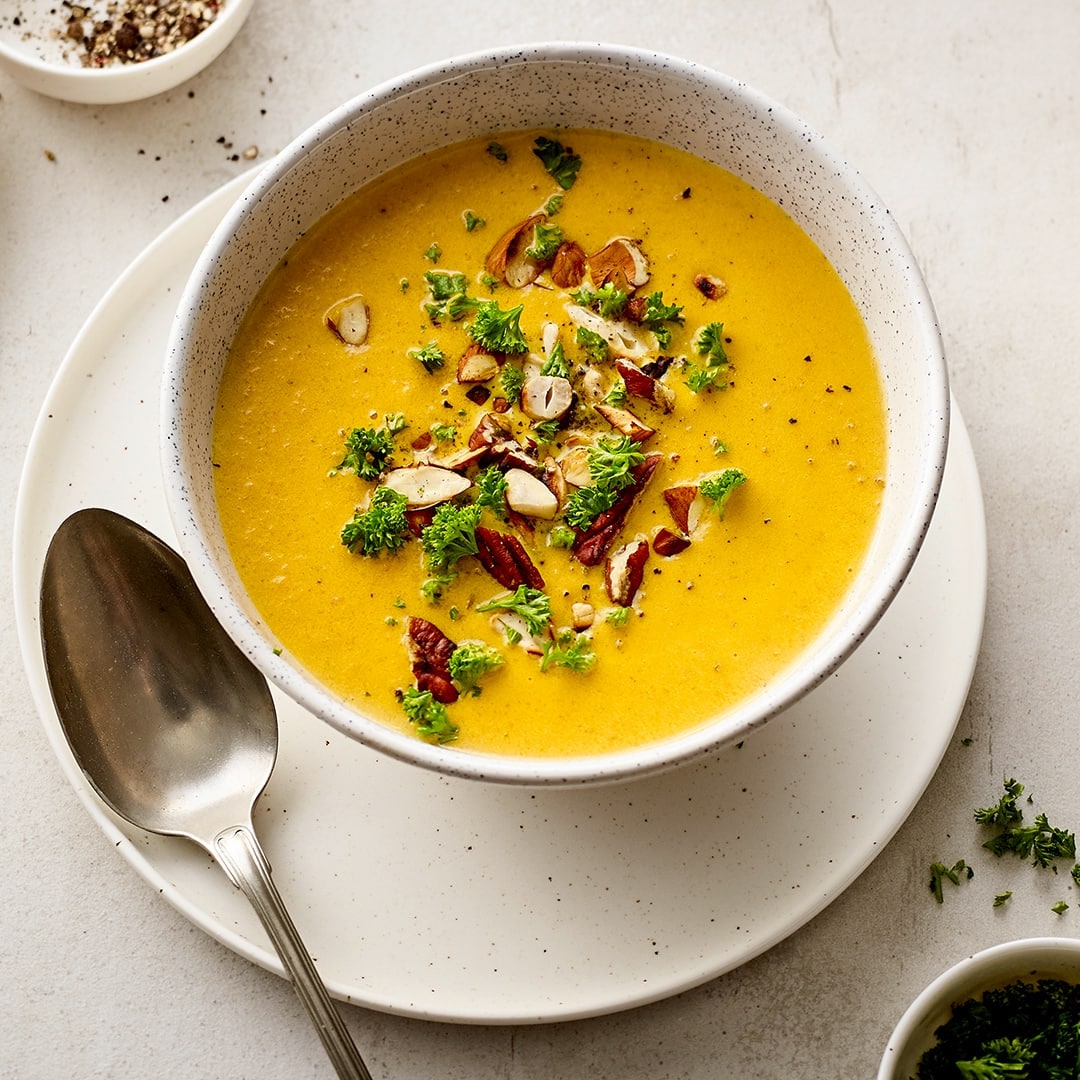 Diese leckere Möhrencremesuppe schmeckt Groß und Klein und wird mit unserem einfachen Rezept im Nu zubereitet – cremiger Genuss für die ganze Familie