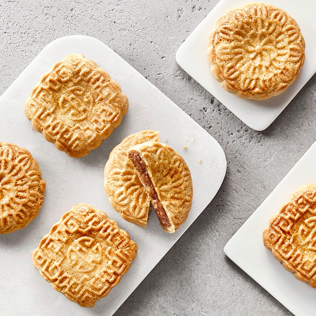 Kleine Küchlein mit Muster auf weißen Brettern