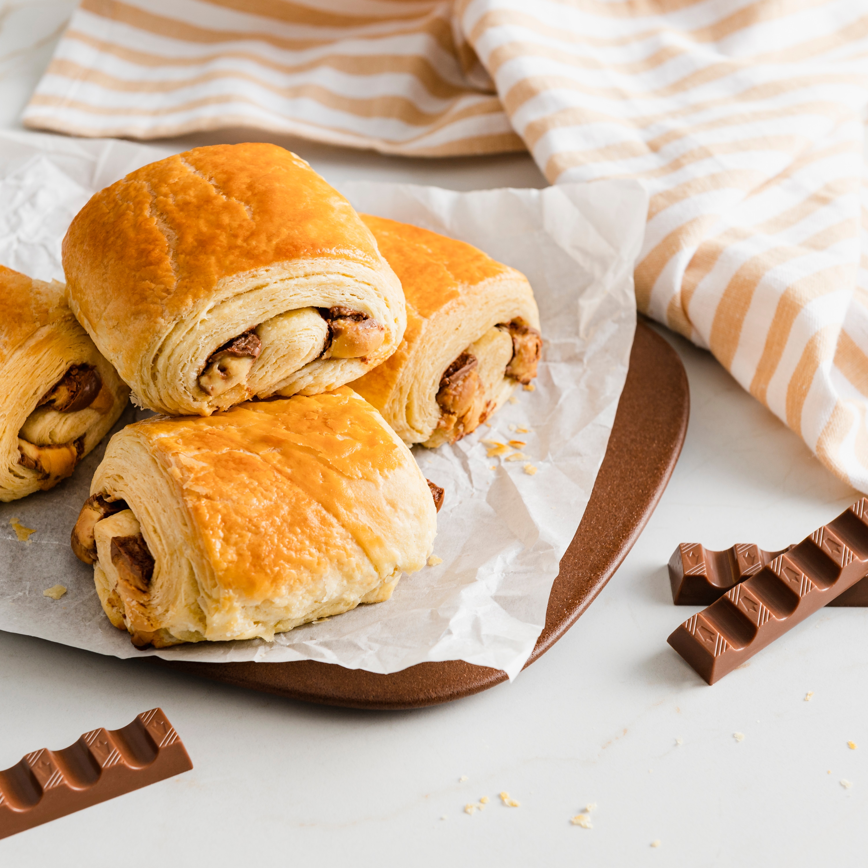 Croissants mit Schokoladenfüllung auf Brett