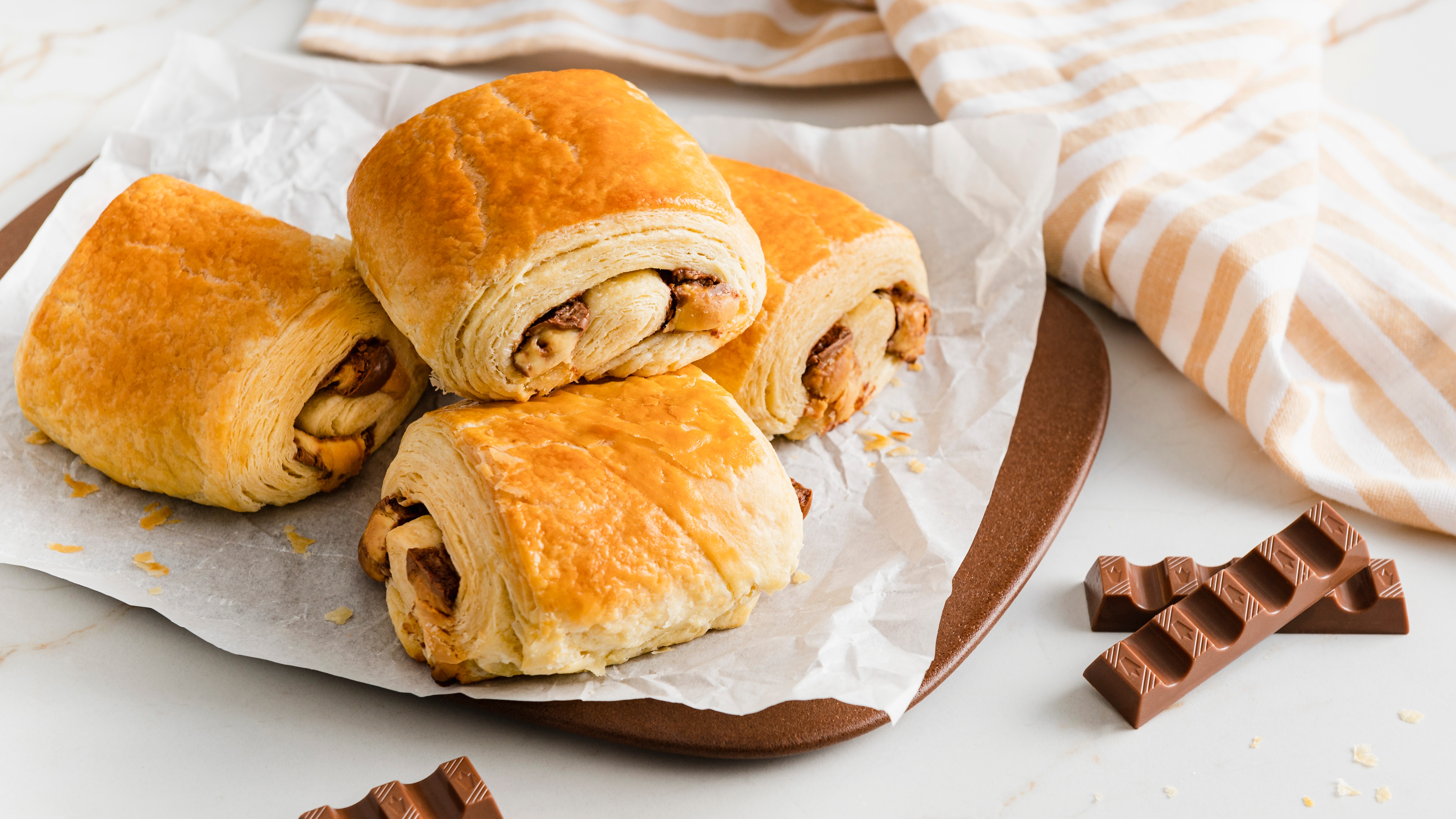 Croissants mit Schokoladenfüllung auf Brett