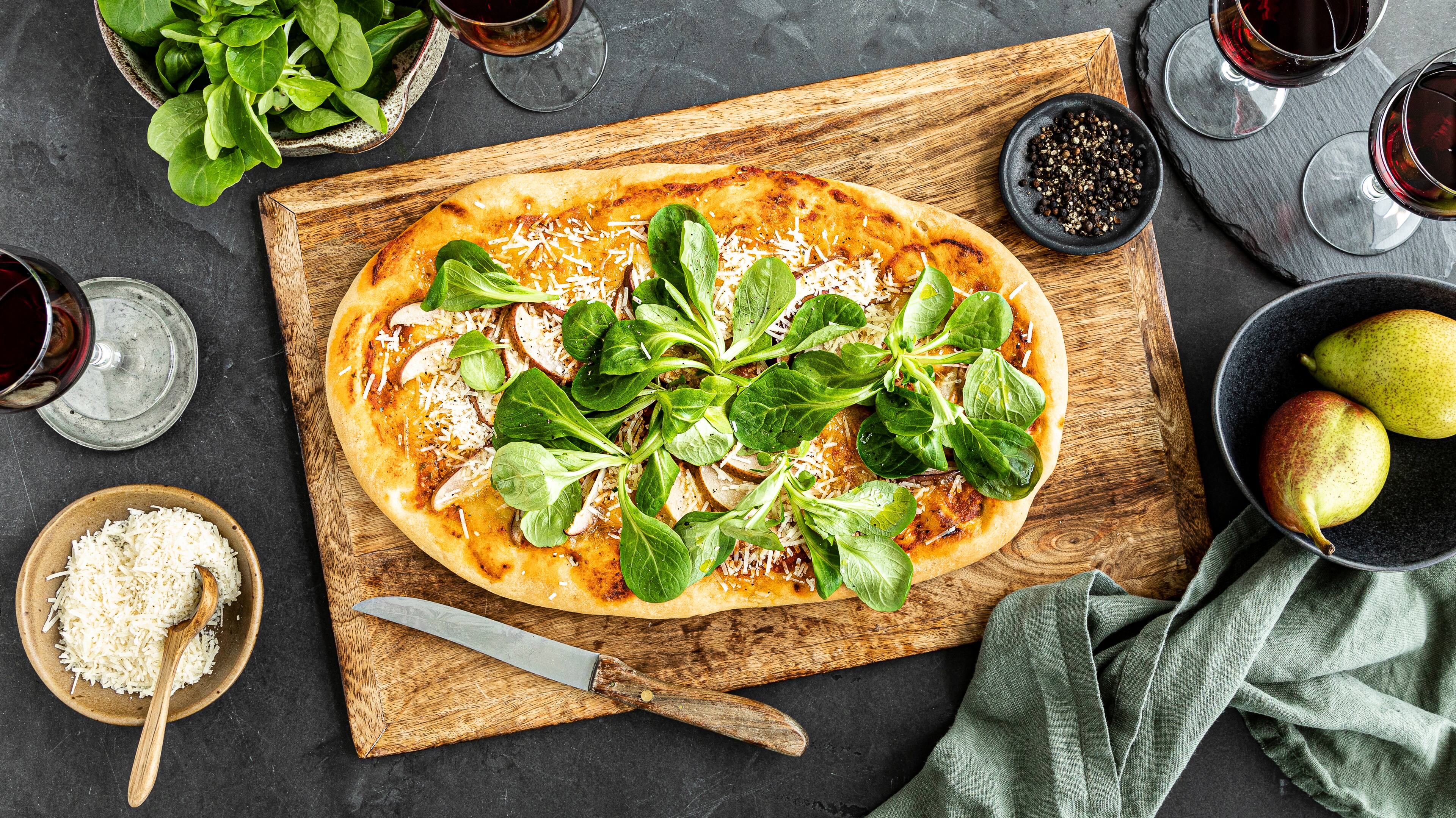 Pinsa Der Unterschied zur Pizza liegt im Mehl. Probieren Sie unser Rezept für Pinsa, eine beliebte Pizza-Alternative und mindestens genau so lecker.