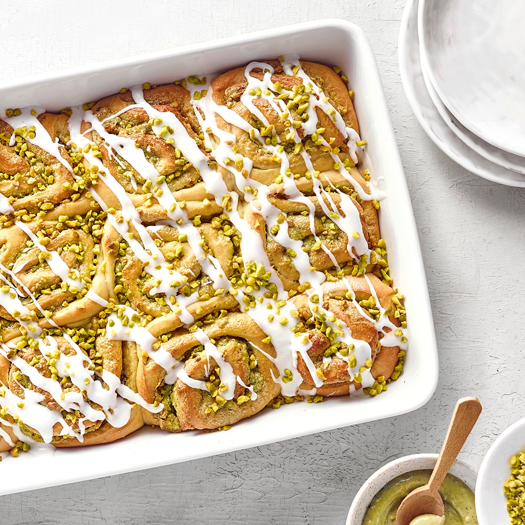 Pistazienschnecken mit Frosting und gehackten Pistazien.