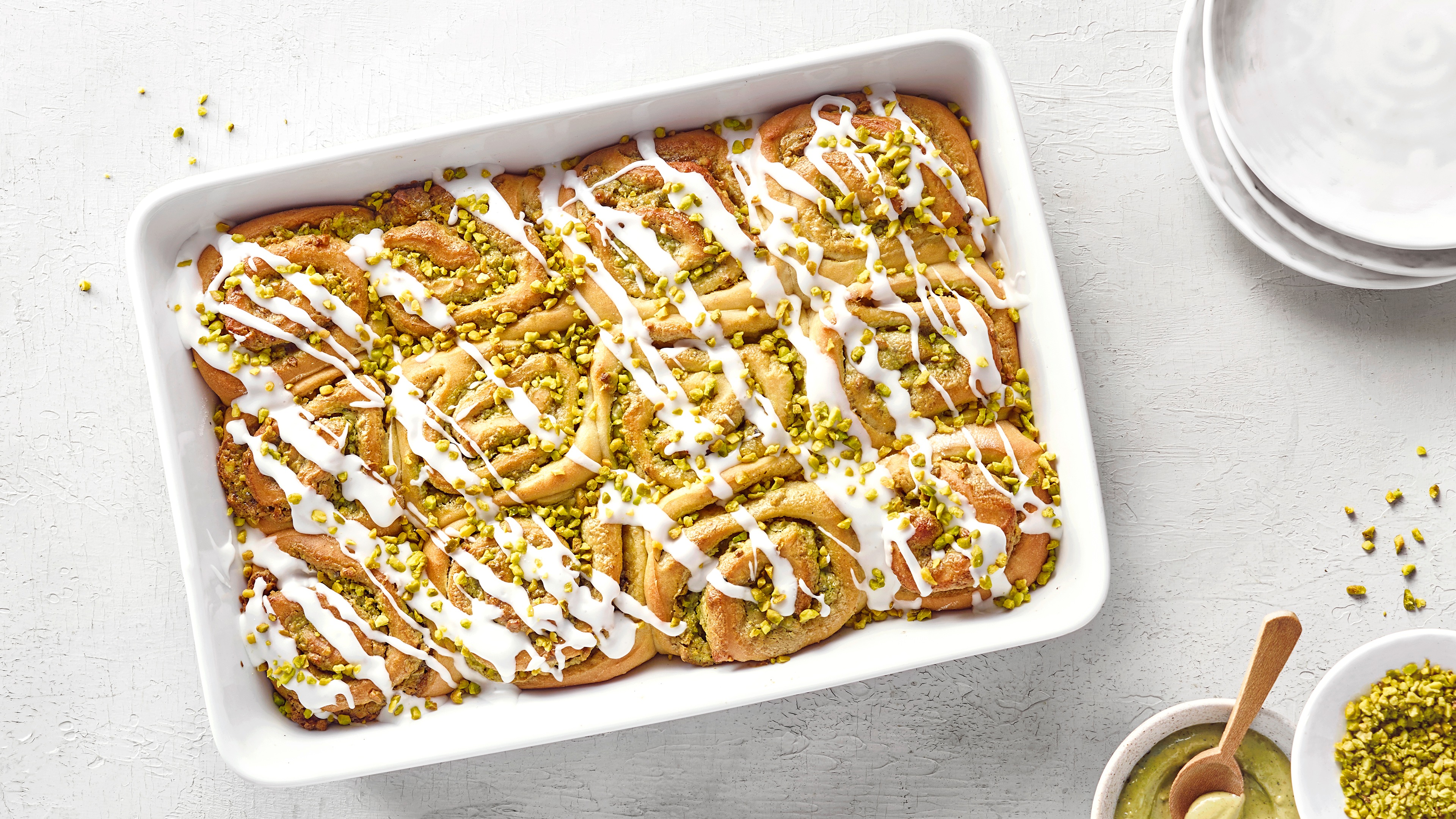 Pistazienschnecken mit Frosting und gehackten Pistazien.