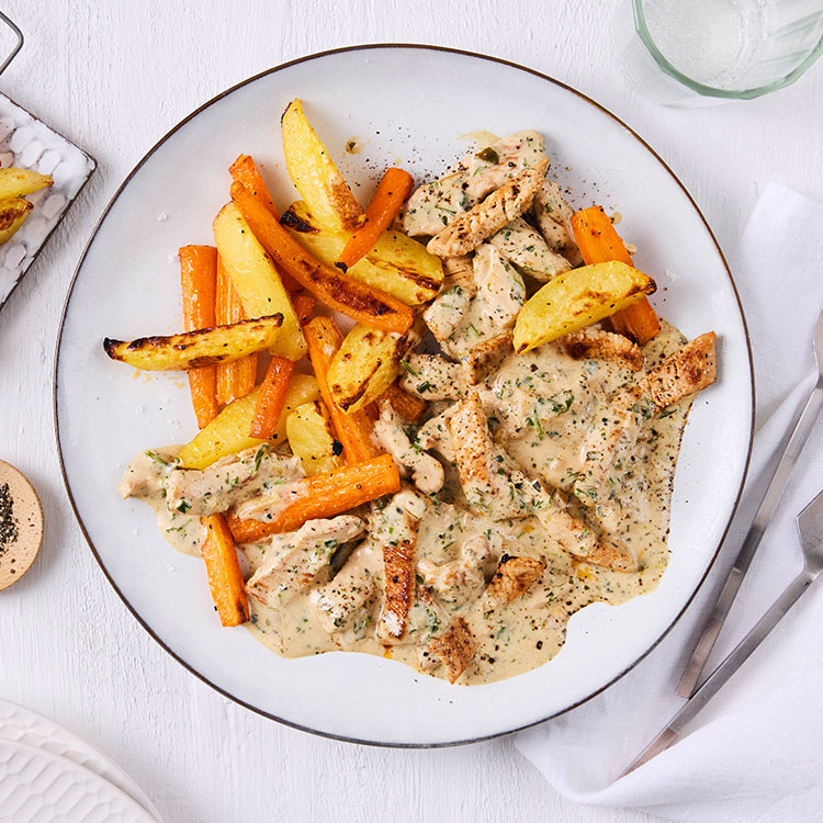 Knusprige Möhren- und Kartoffelspalten neben cremigem Ragout mit Fleischstücken